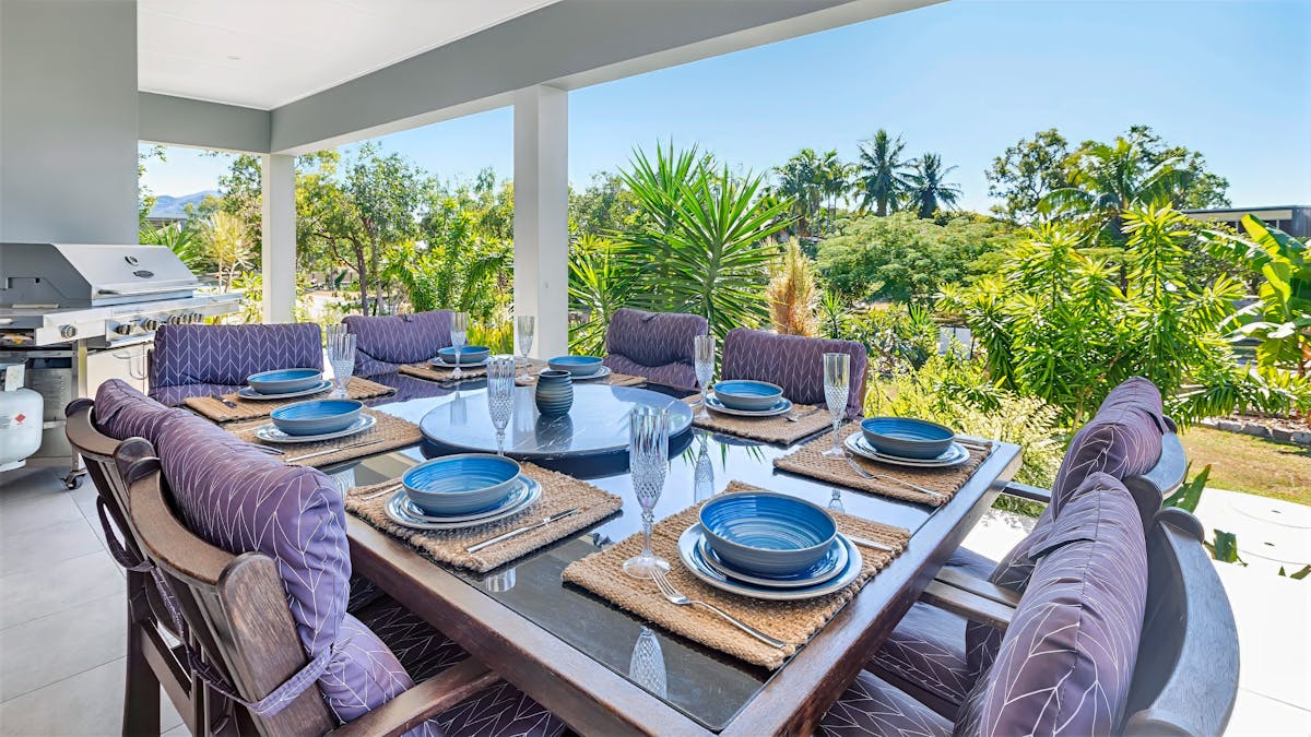 “Covered alfresco dining space at family-friendly holiday rental in Whitsundays ”