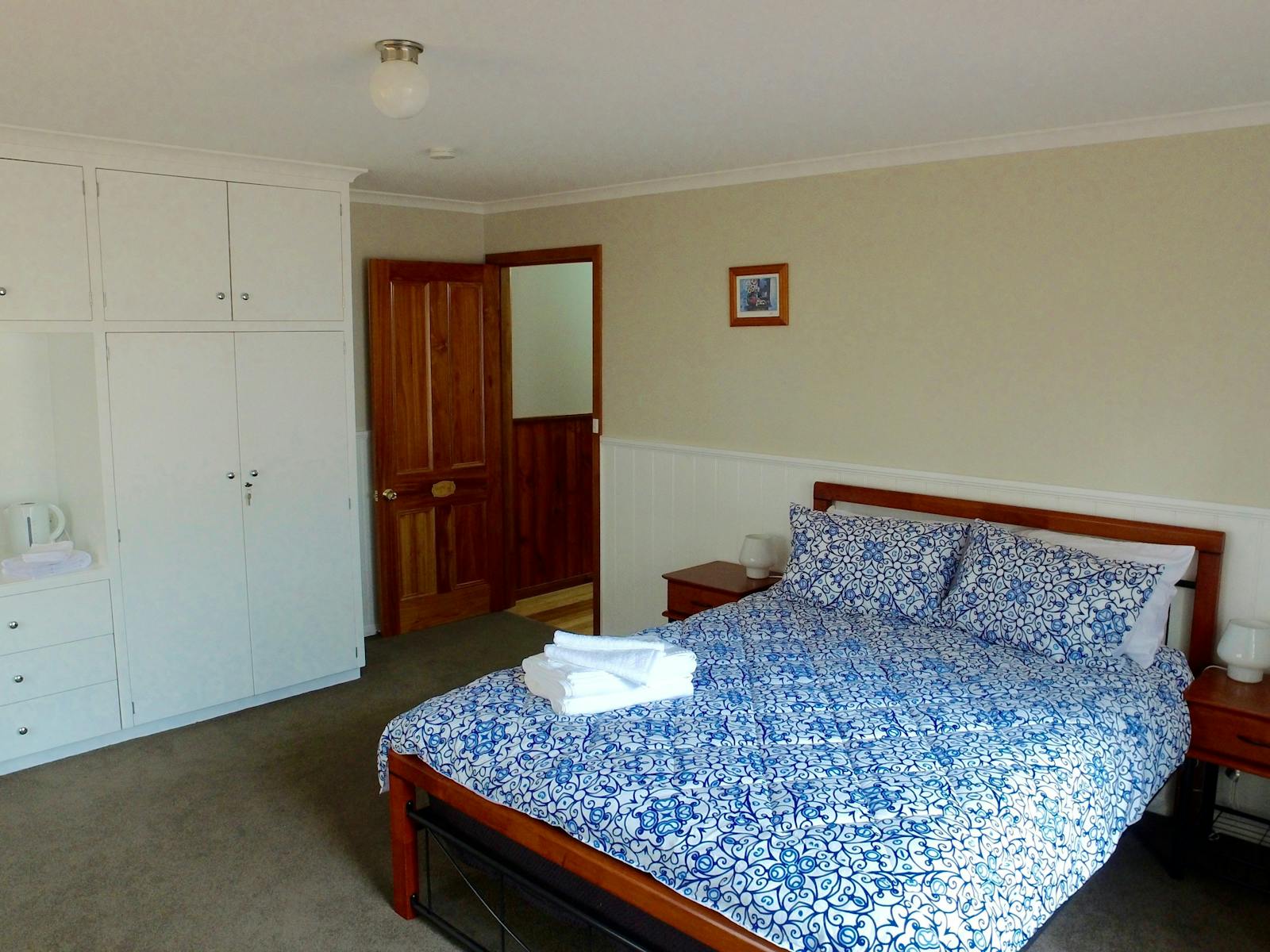 Queen bed with private bathroom, TV and sitting area, breakfast included in price of room