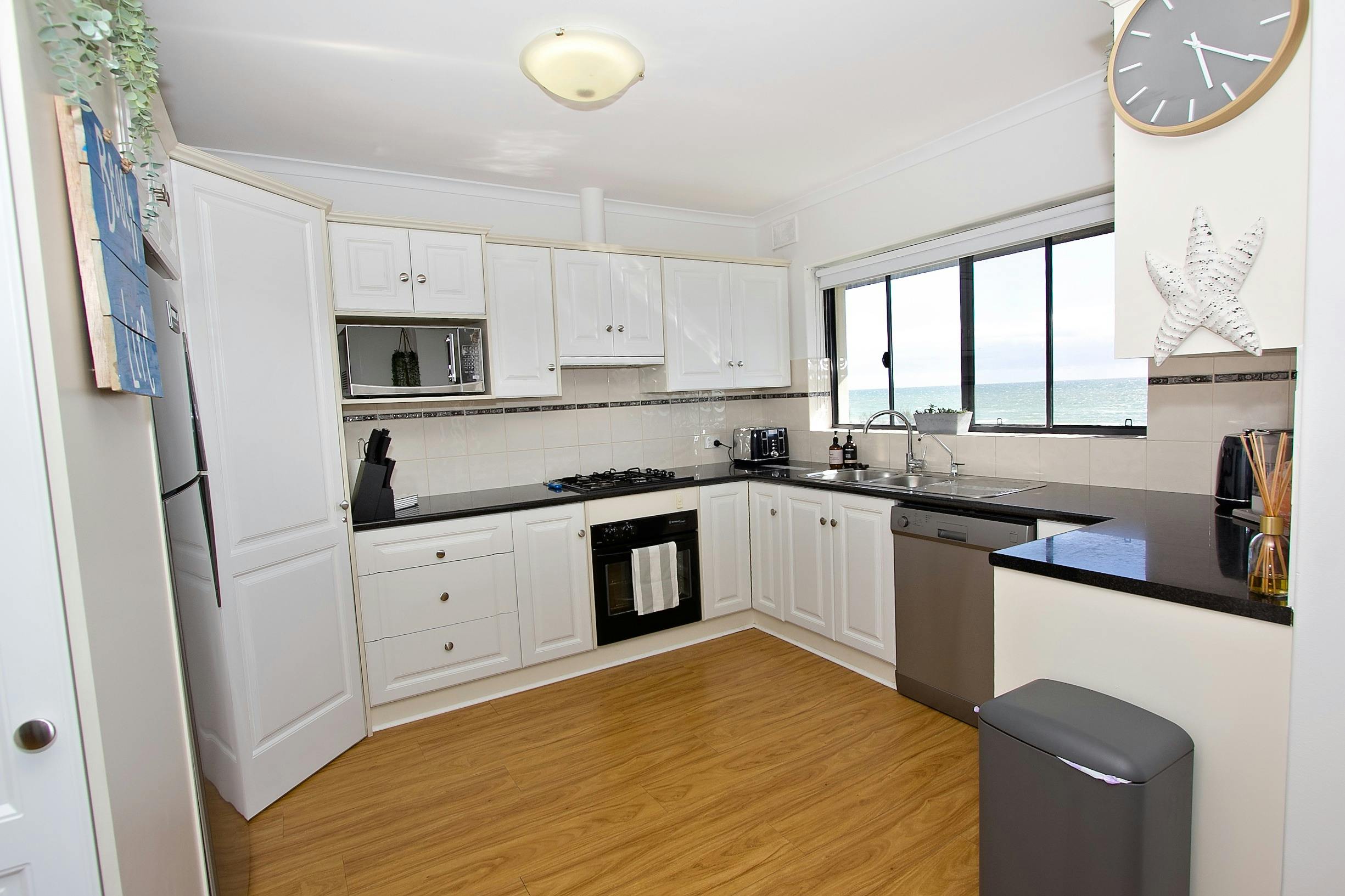 Fully self contained kitchen with all the modern appliances