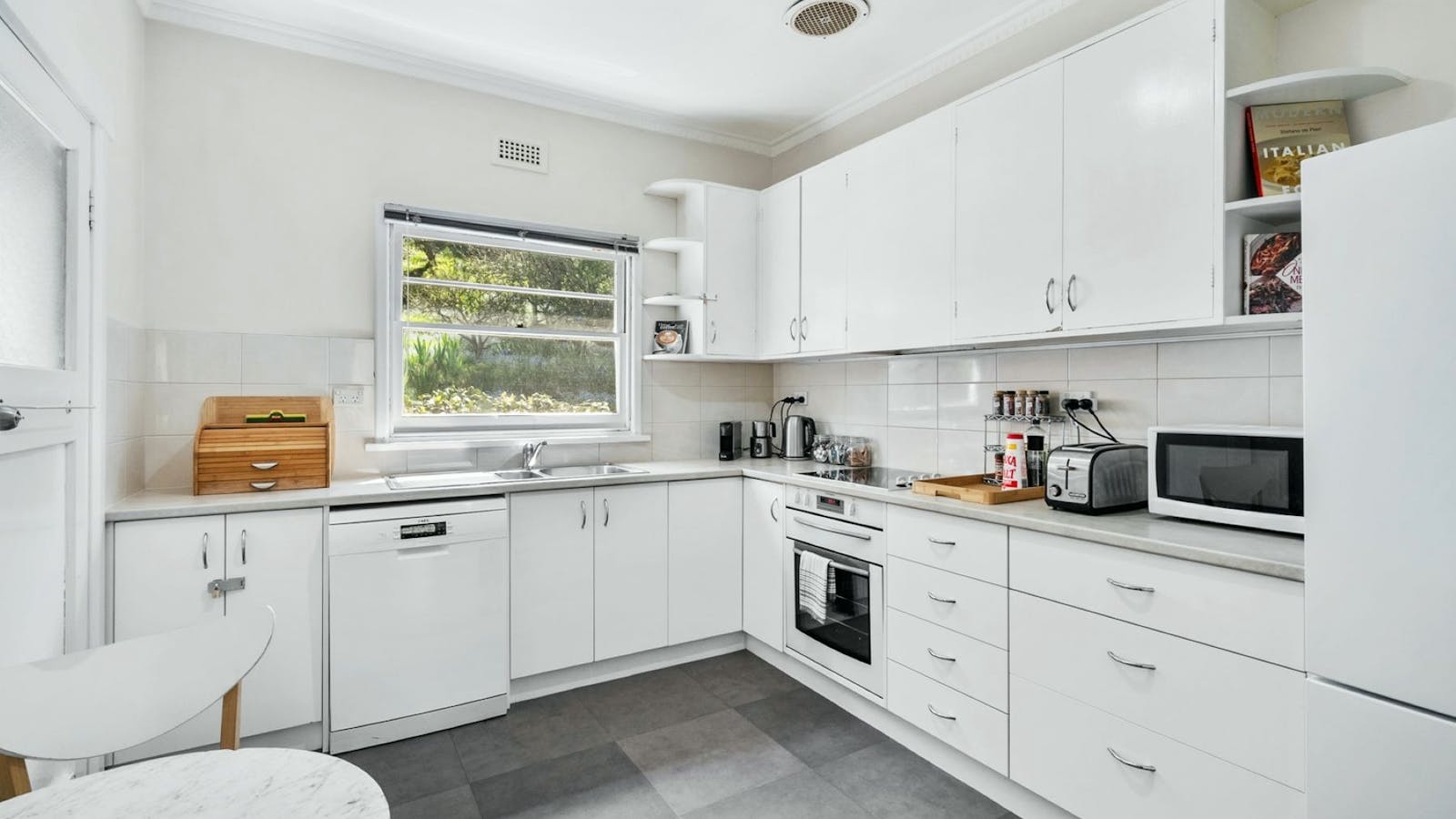 Well appointed kitchen with coffee machine and dishwasher