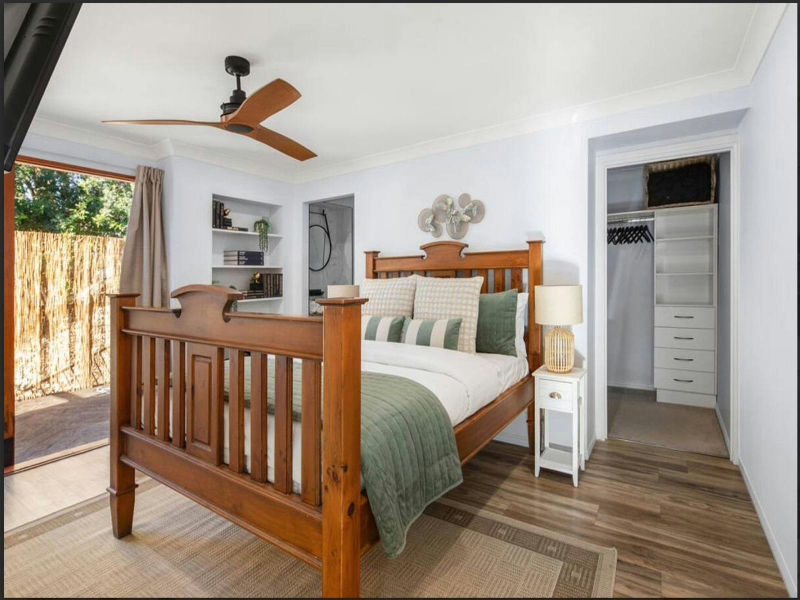 푹신한 침대와 고요한 분위기가 돋보이는 아늑한 침실에서 편안함을 느껴보세요.