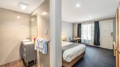 Ground floor Queen Room at River Motel