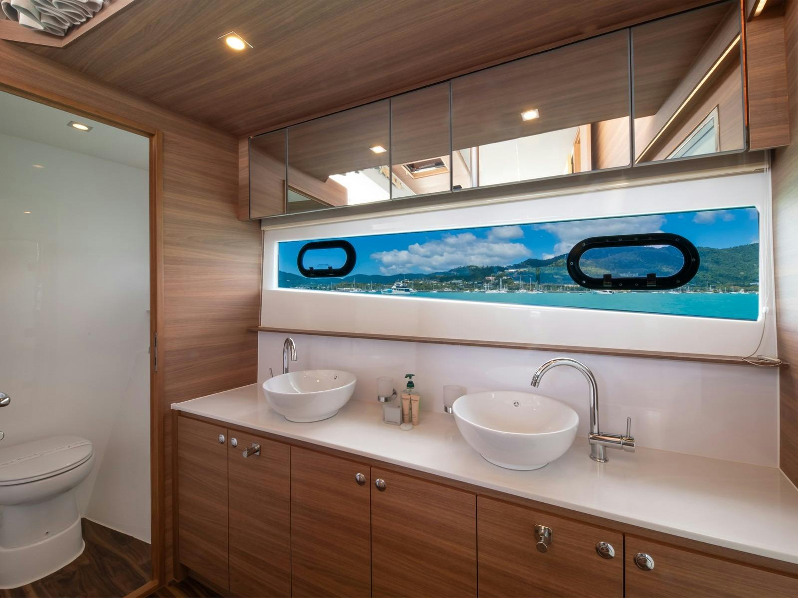 Aquila 54 - Master cabin double vanity