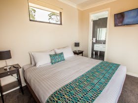 Spacious room with King bed or 2 single beds, BI Robes, luggage rack, TV and ensuite