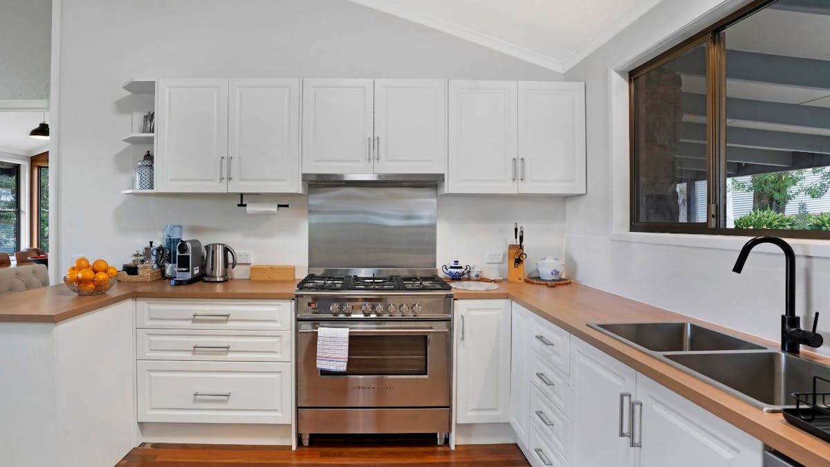 Fully equipped kitchen with breakfast bar