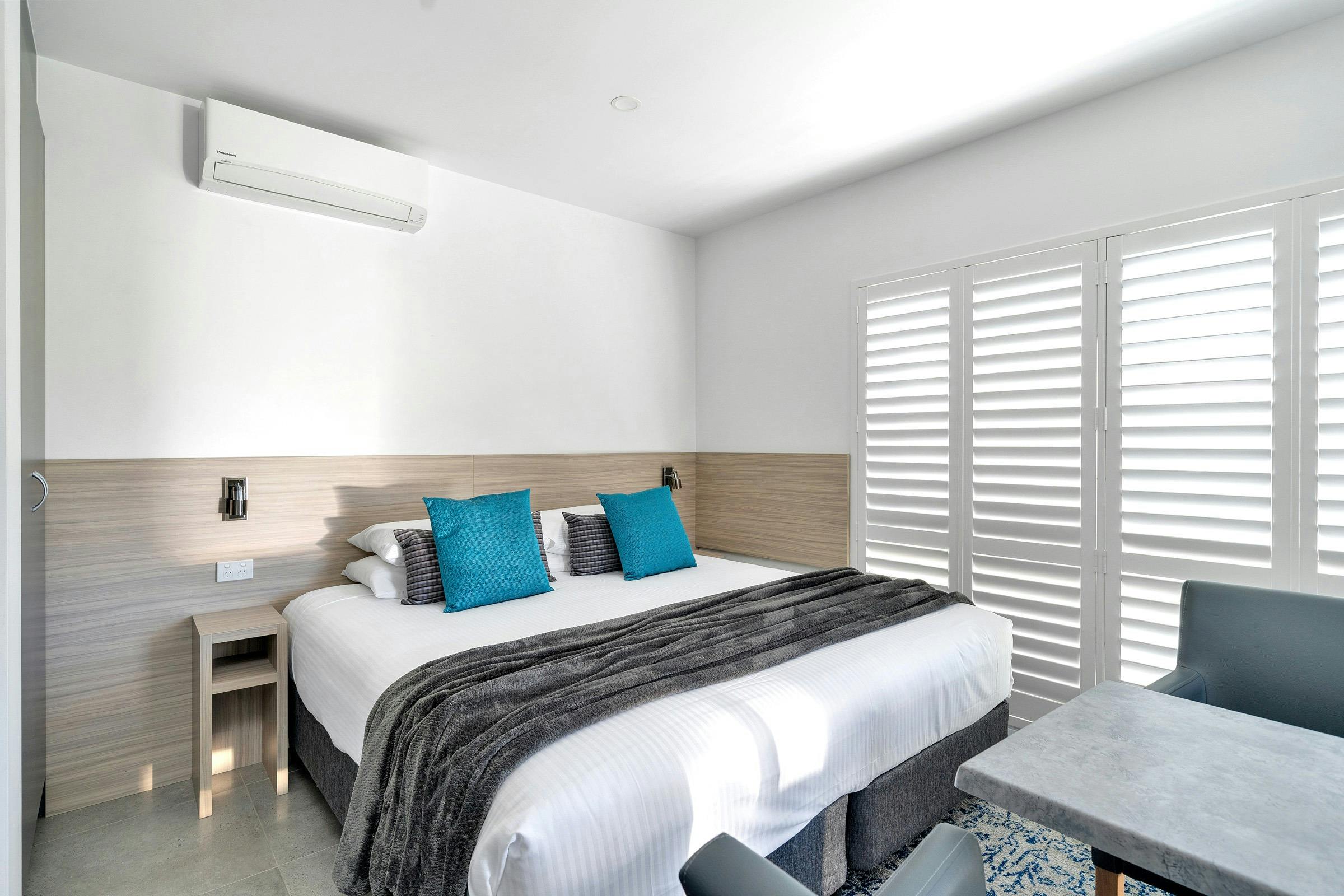 Lower Deluxe King With Courtyard