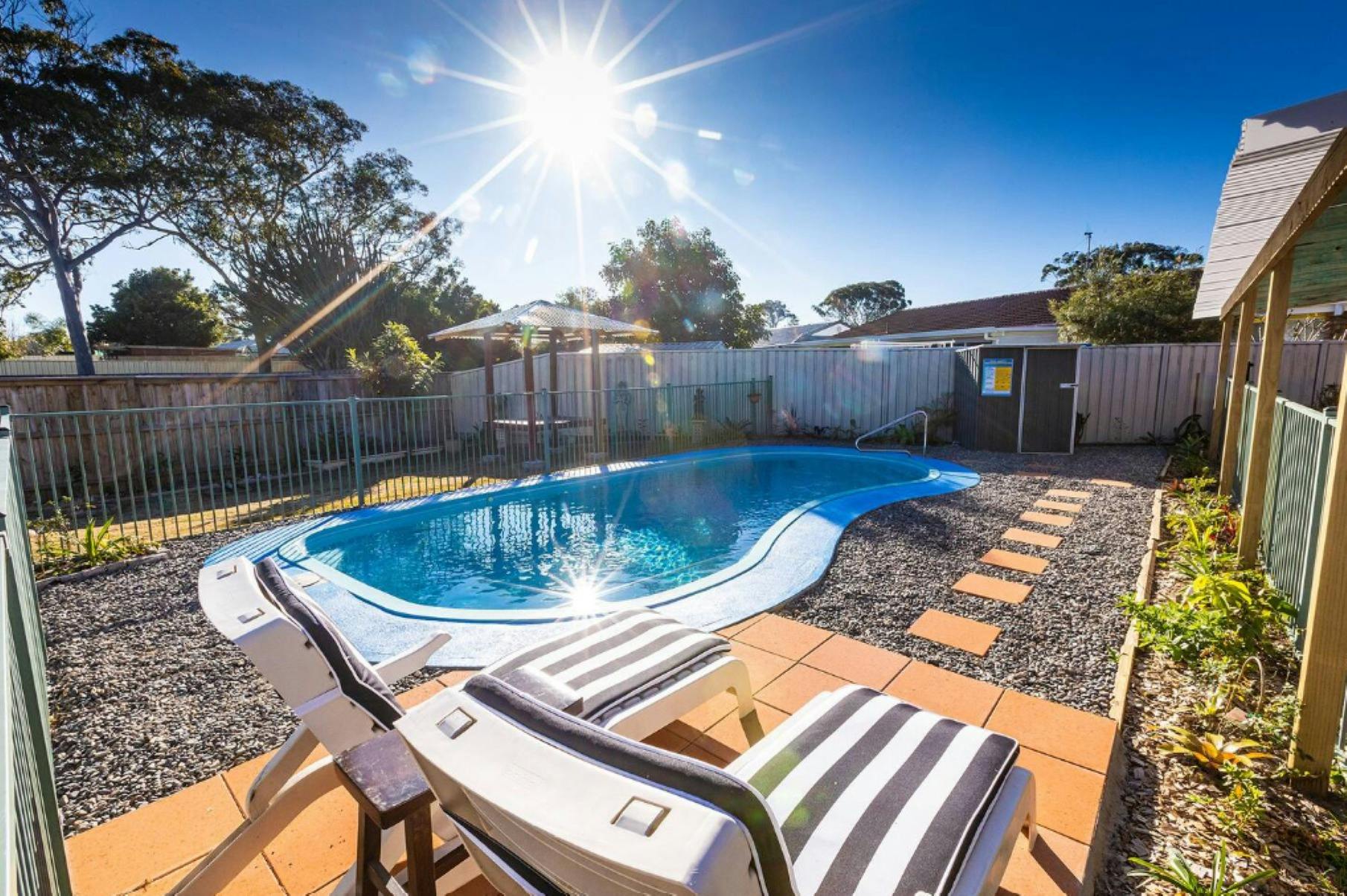 帶躺椅的泳池區