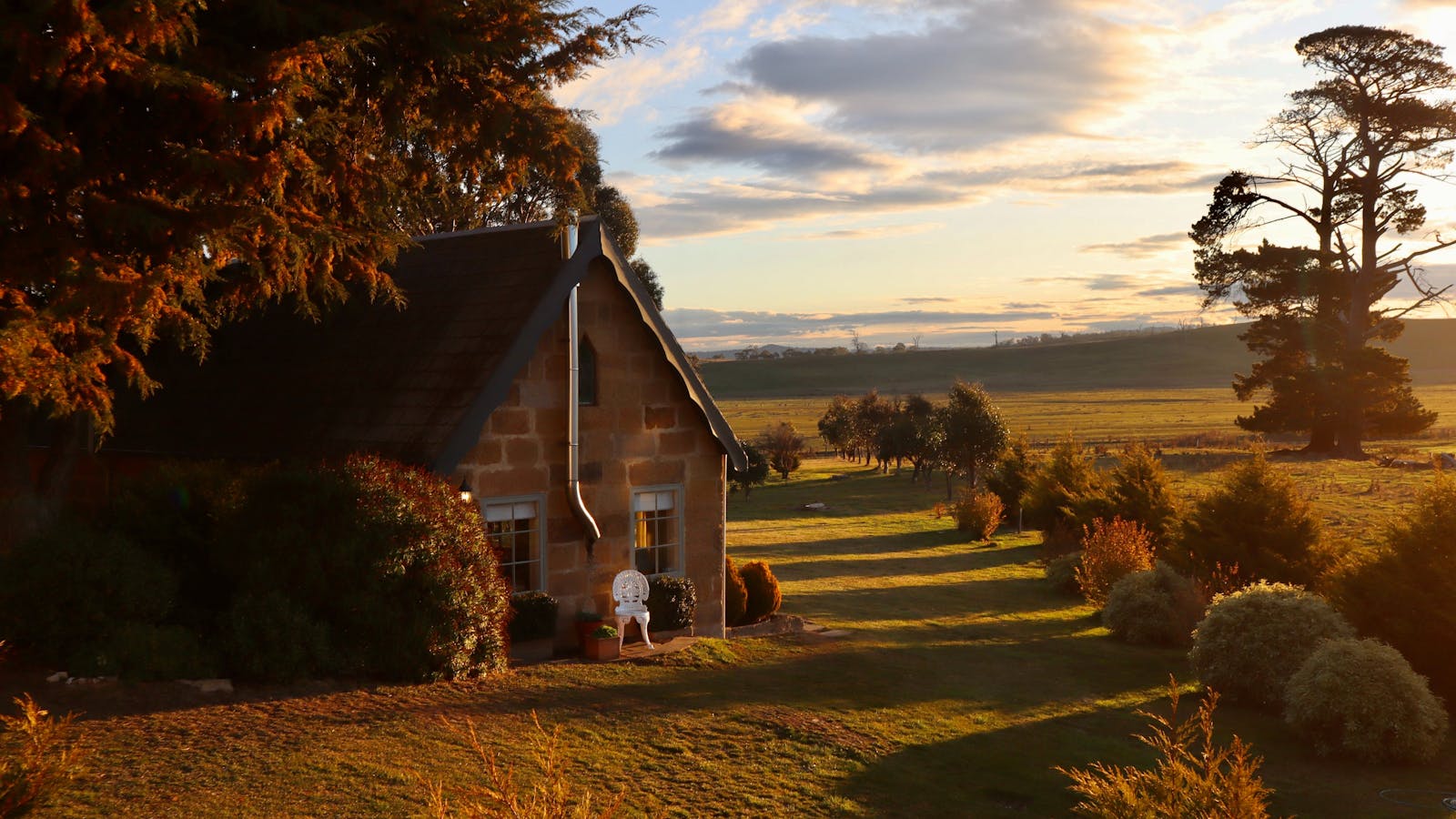Shepherd's Rest is a private and self contained cottage with sweeping views towards Table Mountain