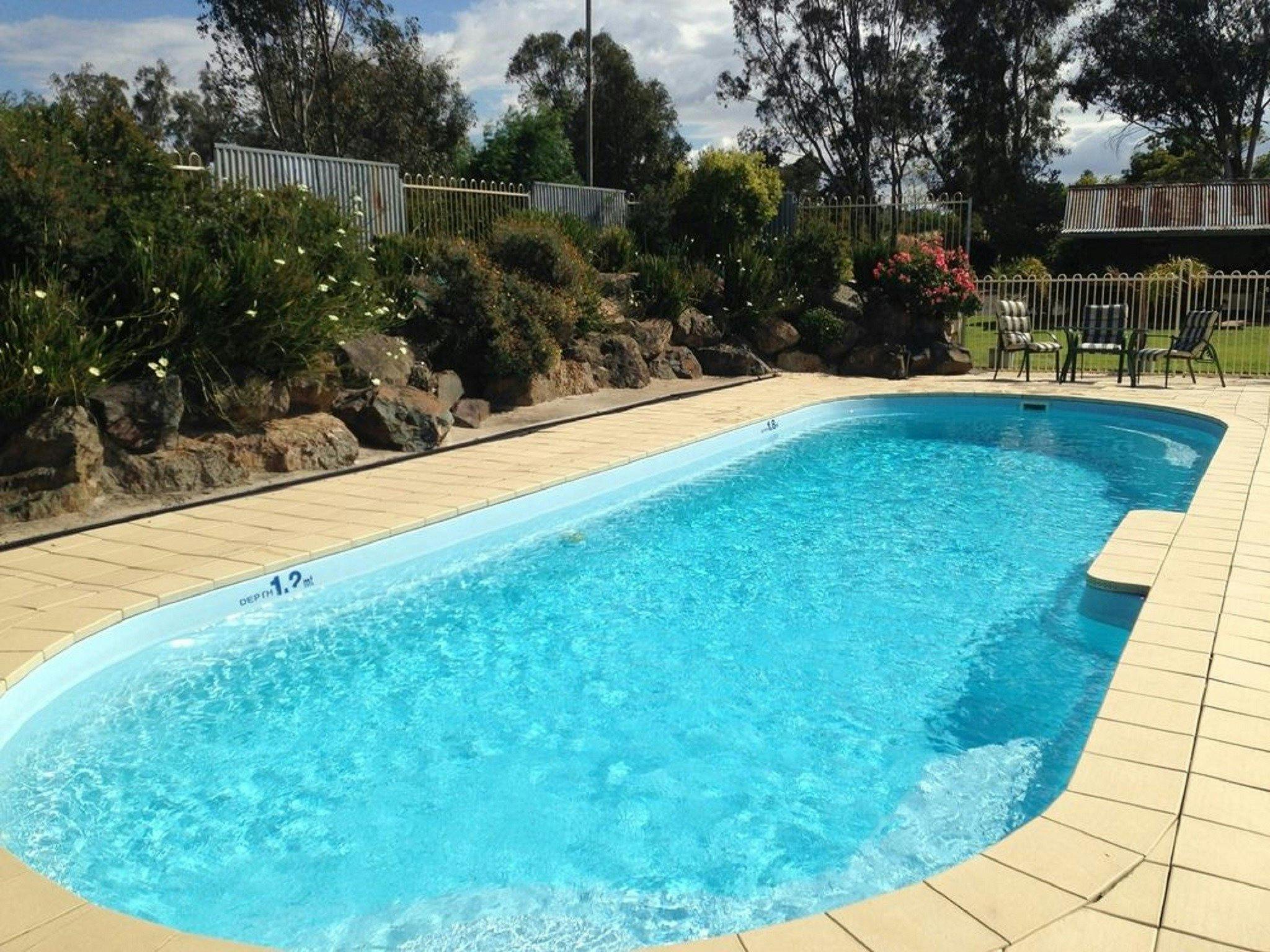 Tuckerbox Motor Inn 的游泳池