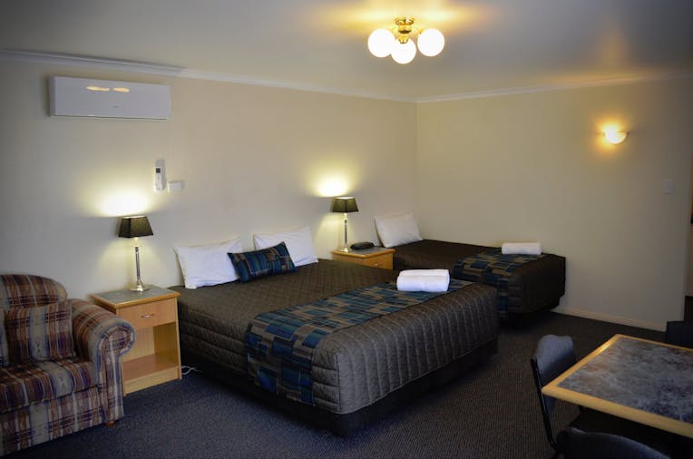 Executive King, Single + Sofa Bed