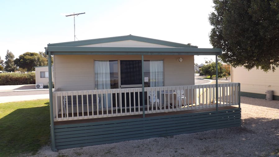 Coobowie Caravan Park, DELUXE CABIN Coobowie, S...