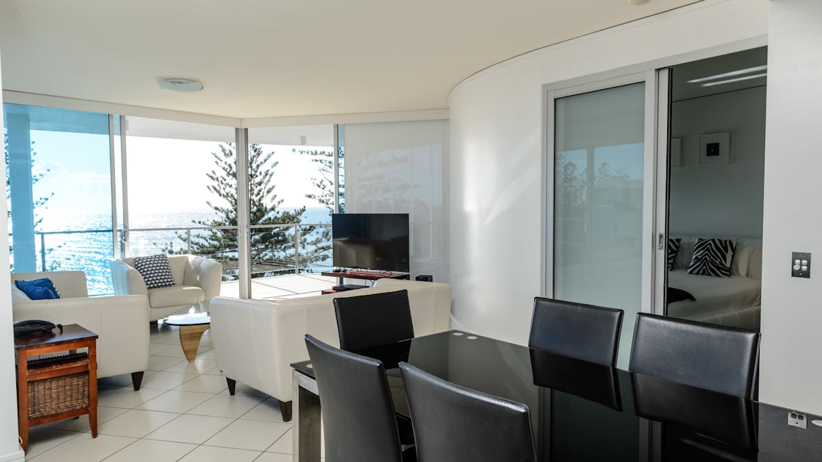 Lounge/Dining Area