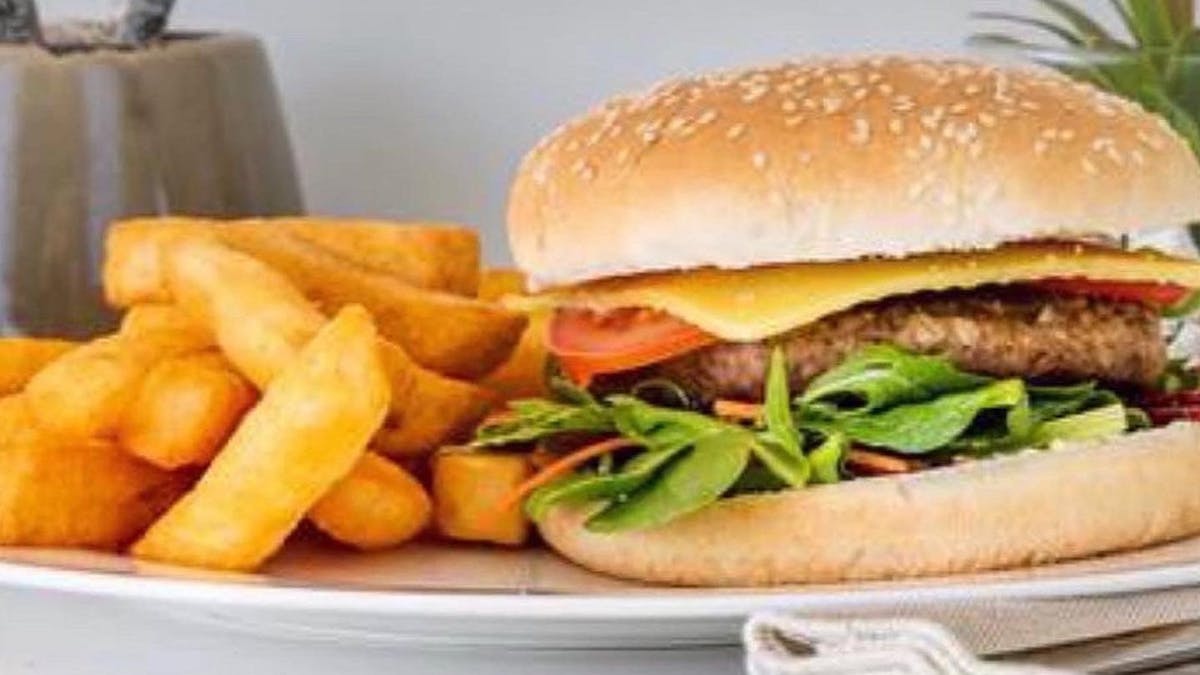 Cheeseburger and chips