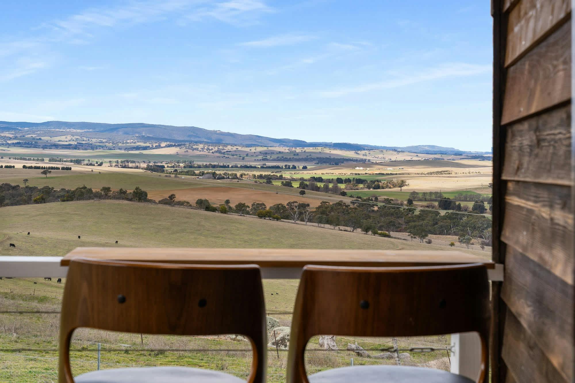 언덕을 바라보는 2개의 의자로 유르트에서의 전망을 자랑합니다.