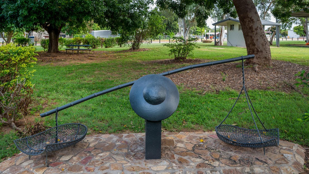 Anzac Park, dawn service, relaxing park, resting areas, bbq, tennis court, playground, sculptures