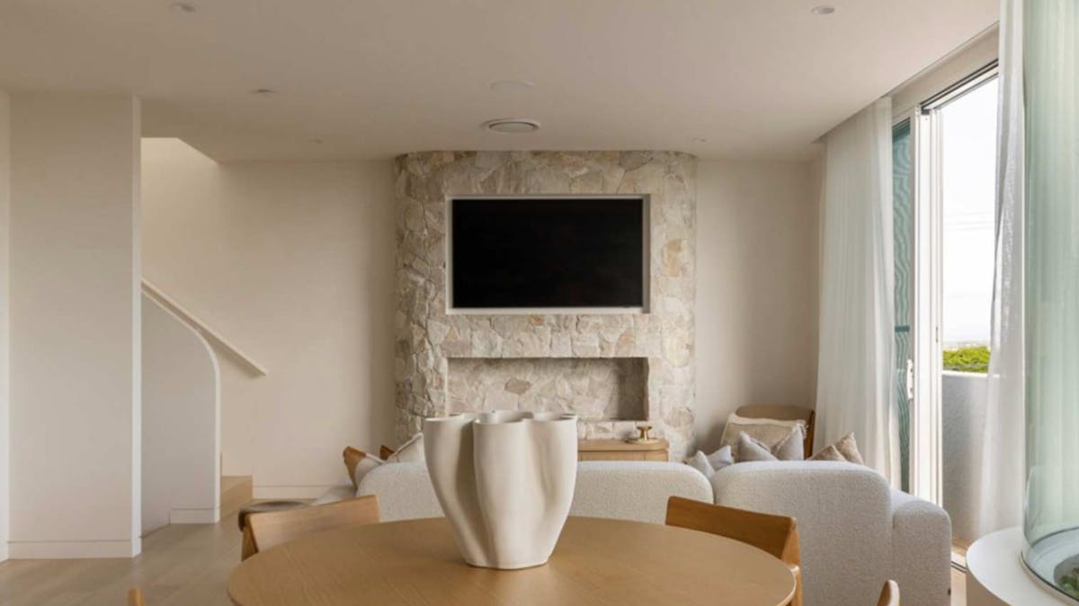 Four bedroom home in Burleigh - Dining and lounge