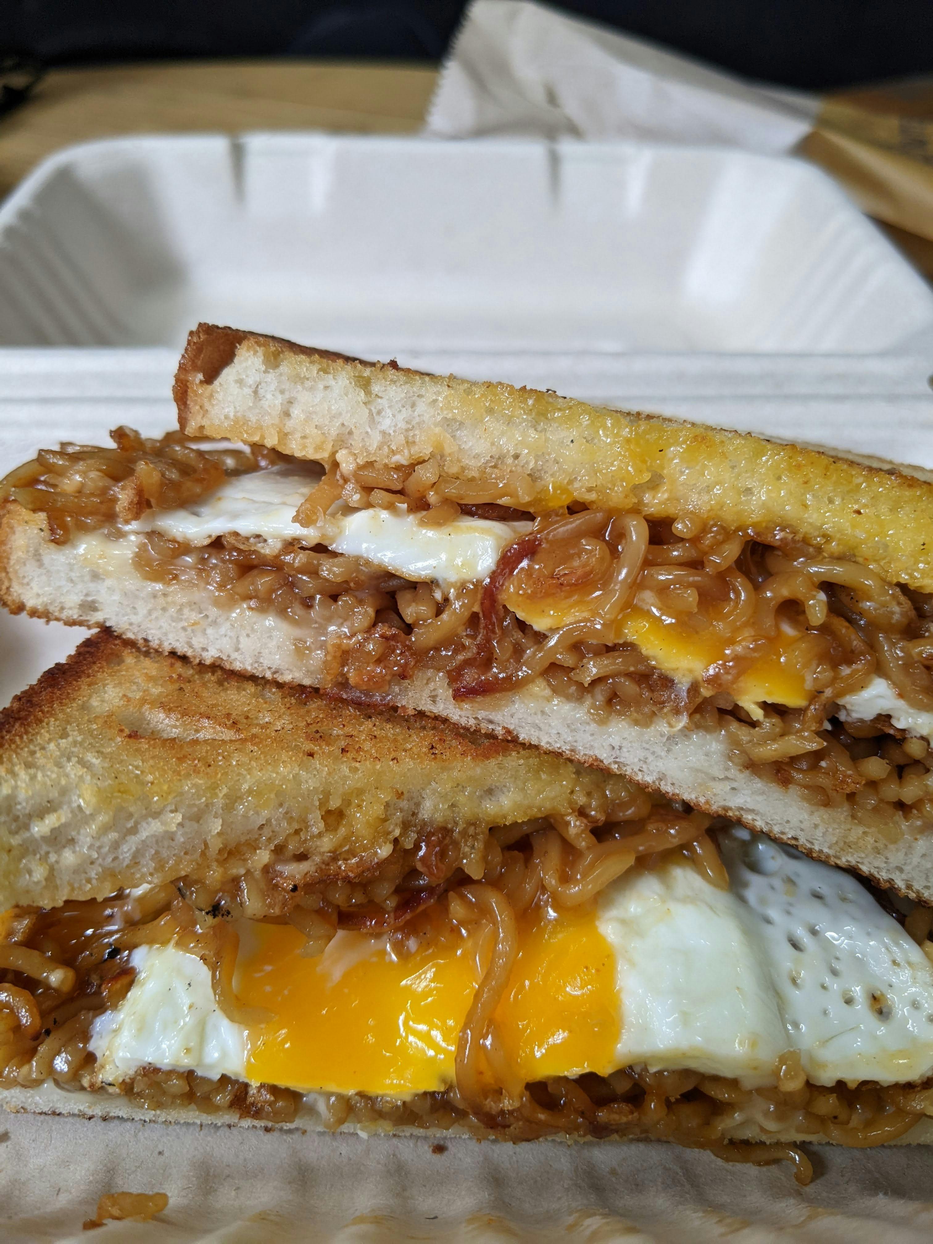 getoastetes Sandwich mit Mi-Goreng-Nudeln und Spiegeleifüllung