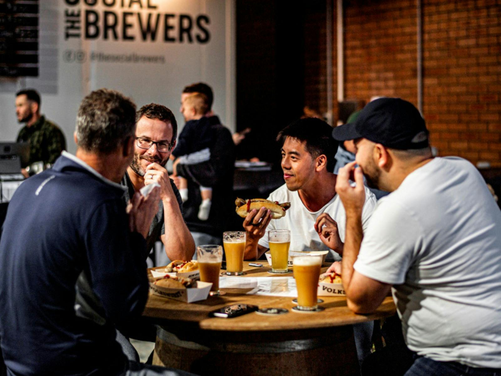 顾客在 Social Brewers 享用美食和啤酒