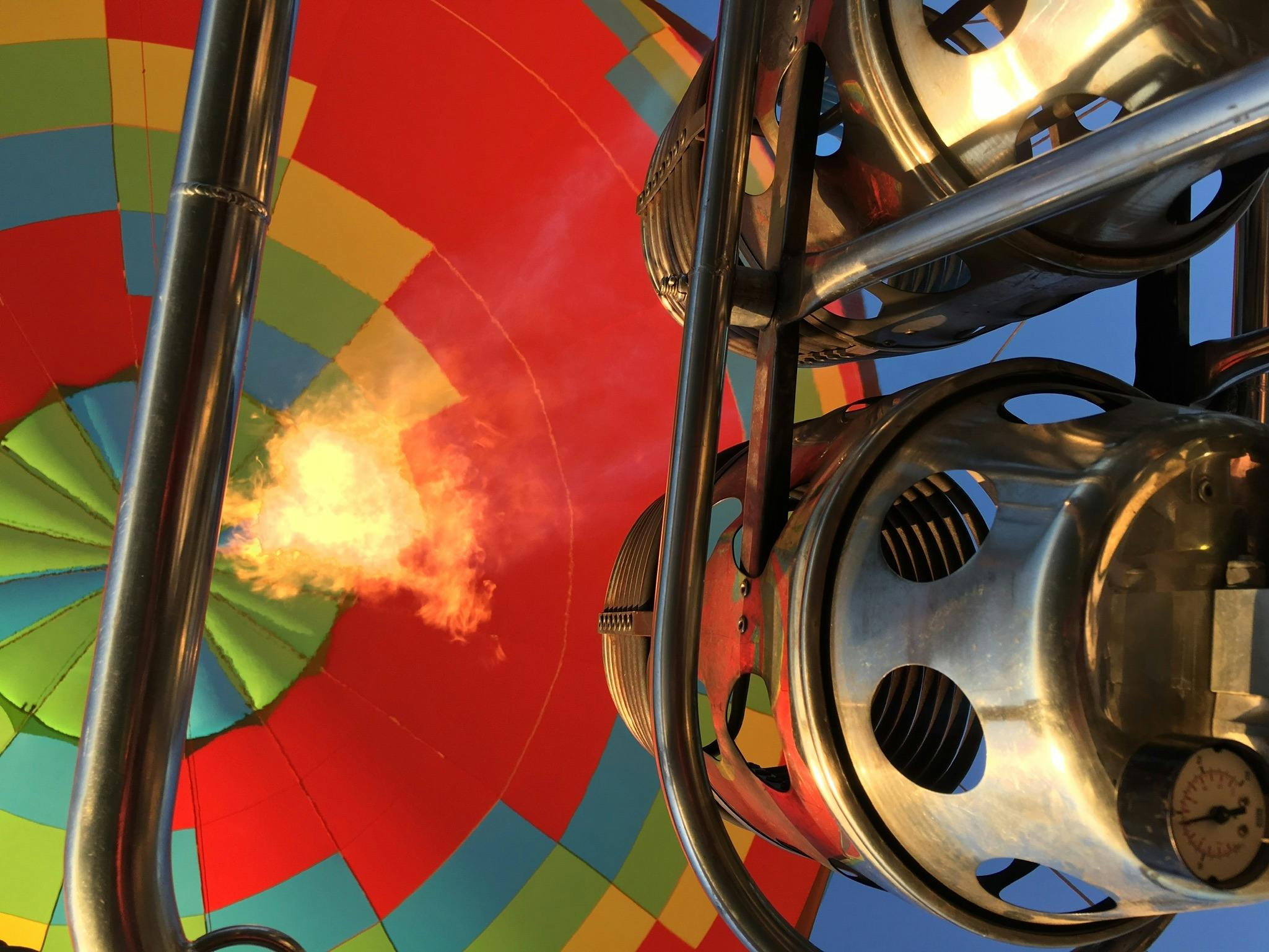 비행 중인 버너를 올려다보며