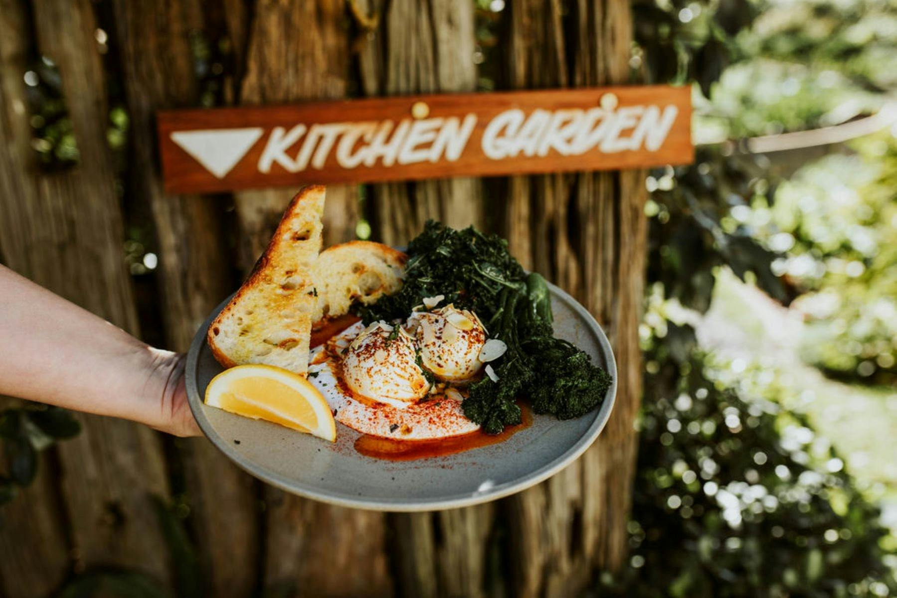 데친 계란과 채소