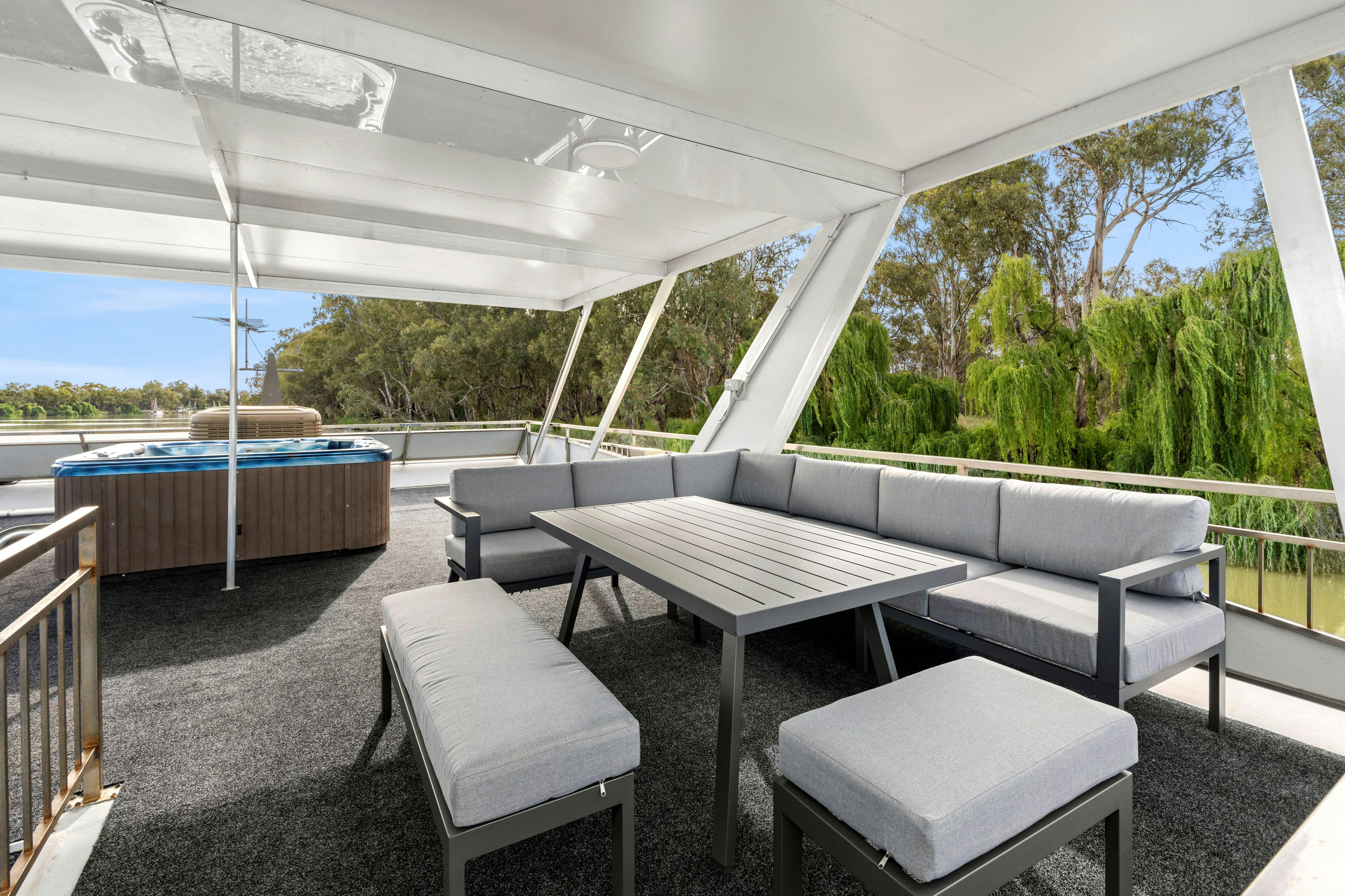 Class Act  Alfresco lounge, table & Spa
