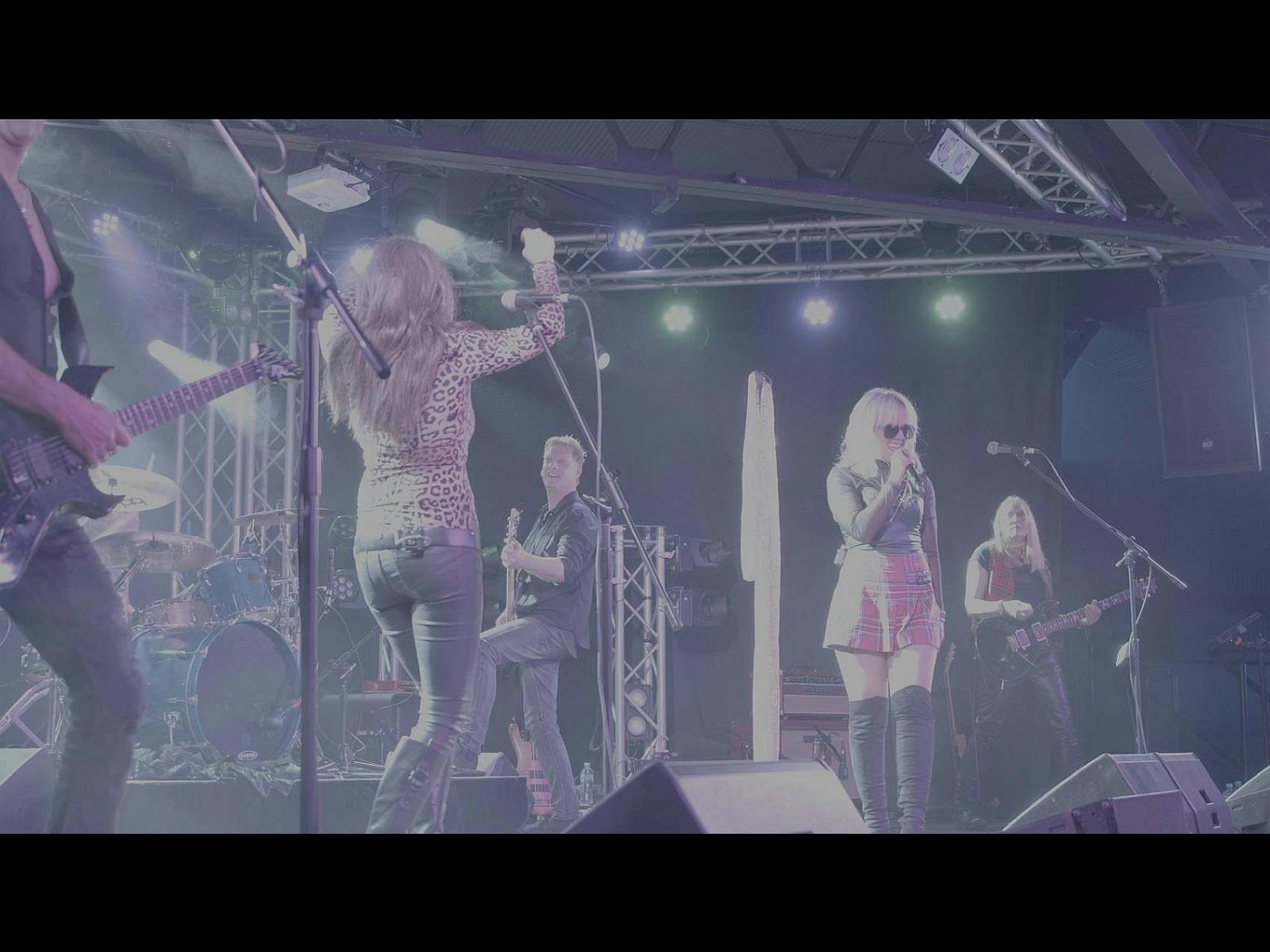 QUEENS OF ROCK performance photo 4