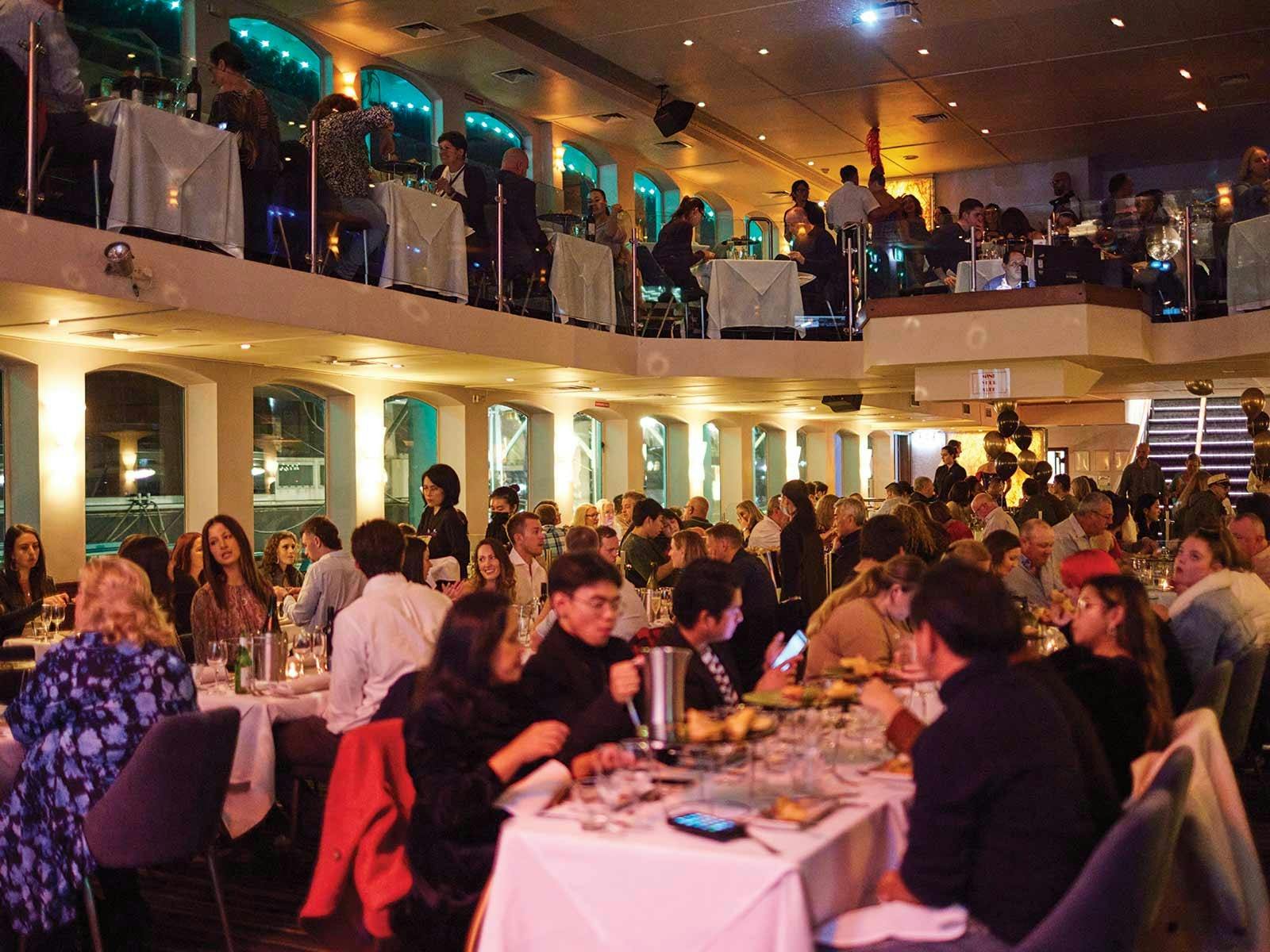 ショーボートディナークルーズでディナーを楽しむゲスト