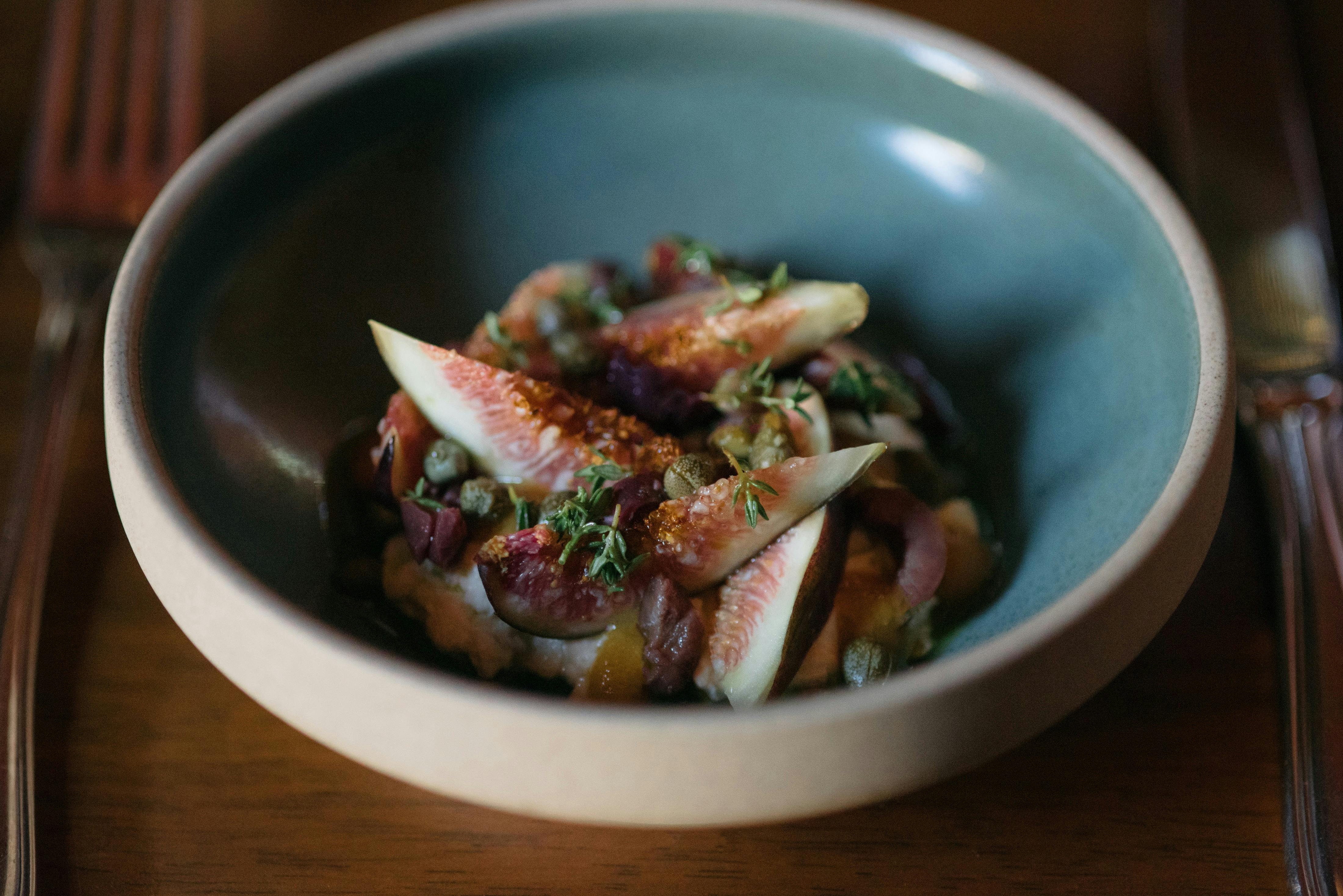 정원 농산물로 만든 수제 치즈의 앙트레 요리