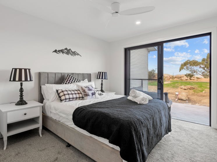 5 bedroom -Jindabyne-getaway-sentinel-chalet-holiday-home-two-levels-accommodation