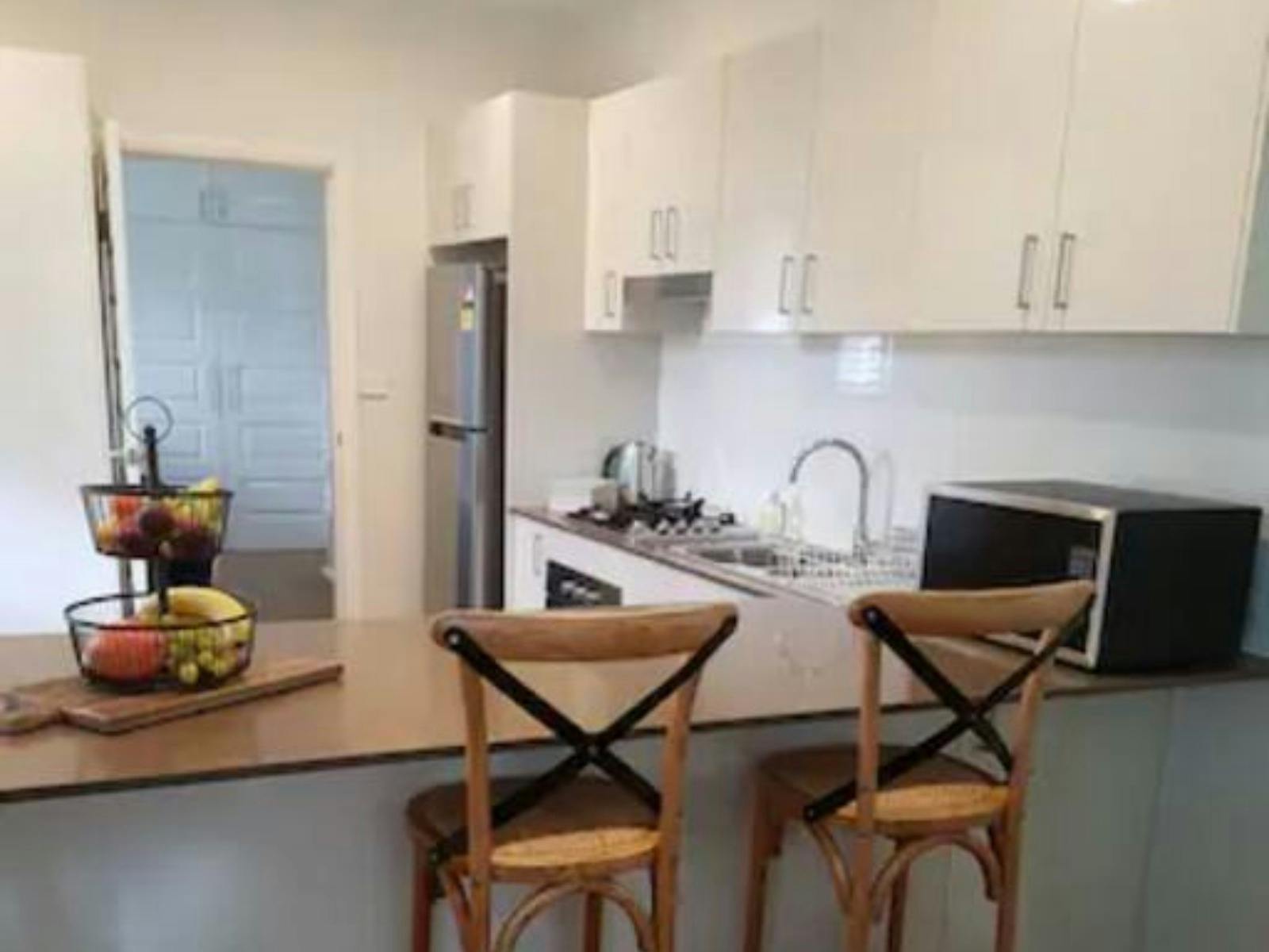 아침에 아침 식사를 즐기기에 완벽한 장소입니다. 정원이 내려다보이는 넓고 아름다운 주방이 있습니다.