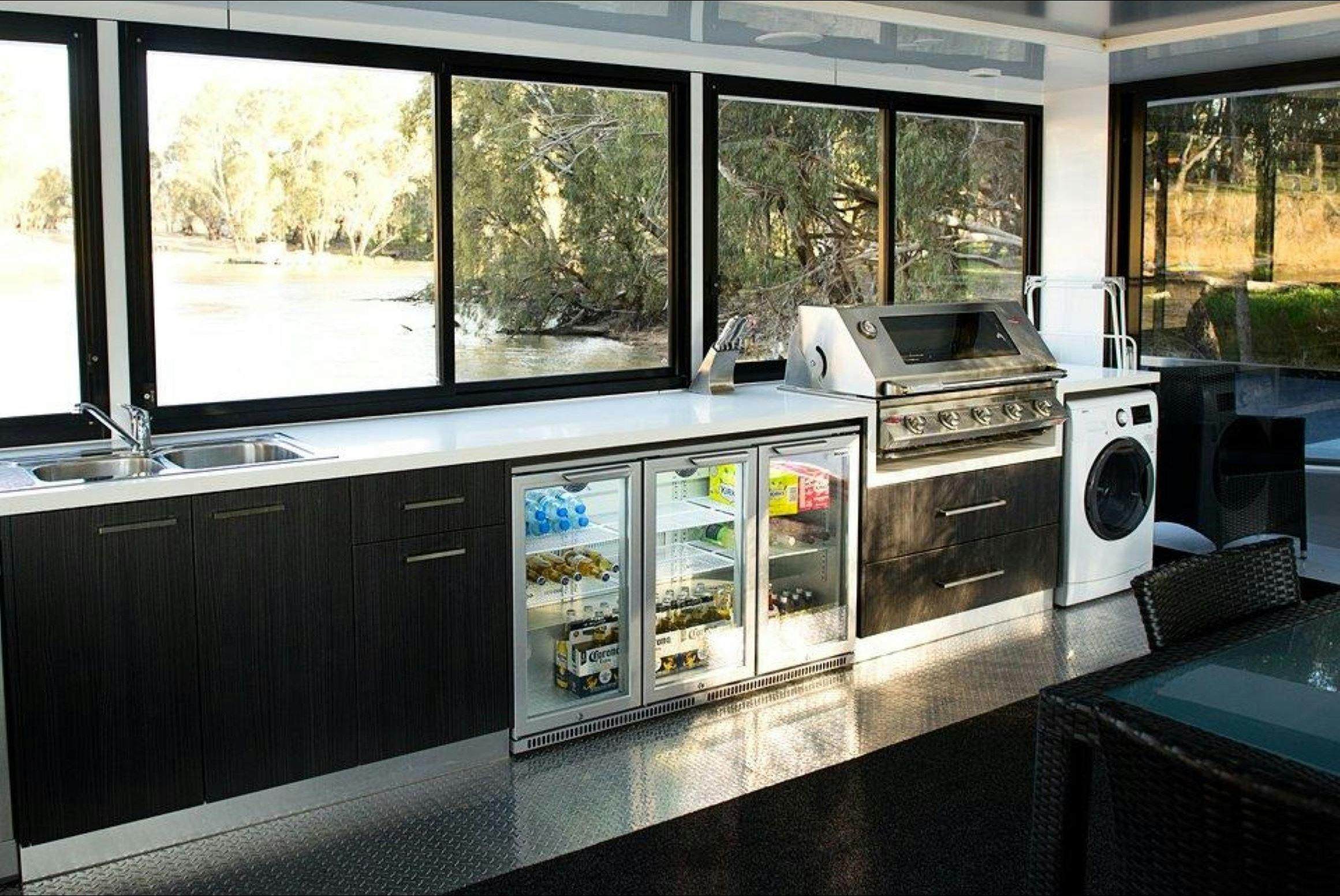 Magic Murray Houseboats bar