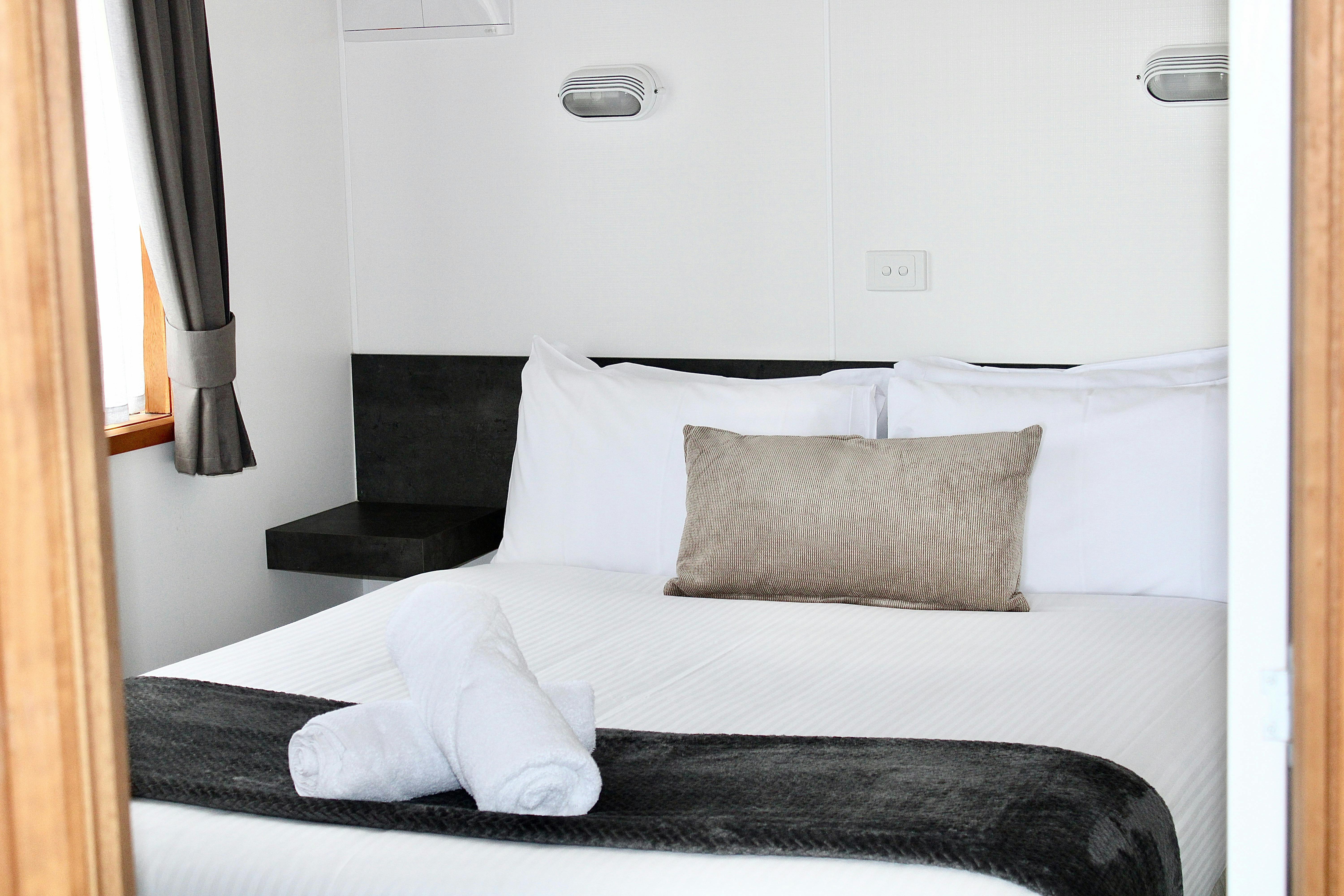 Superior Lakeview Cabin - Sleeps 5 at BIG4 Rutherglen Holiday Park - Interior Queen Bedroom