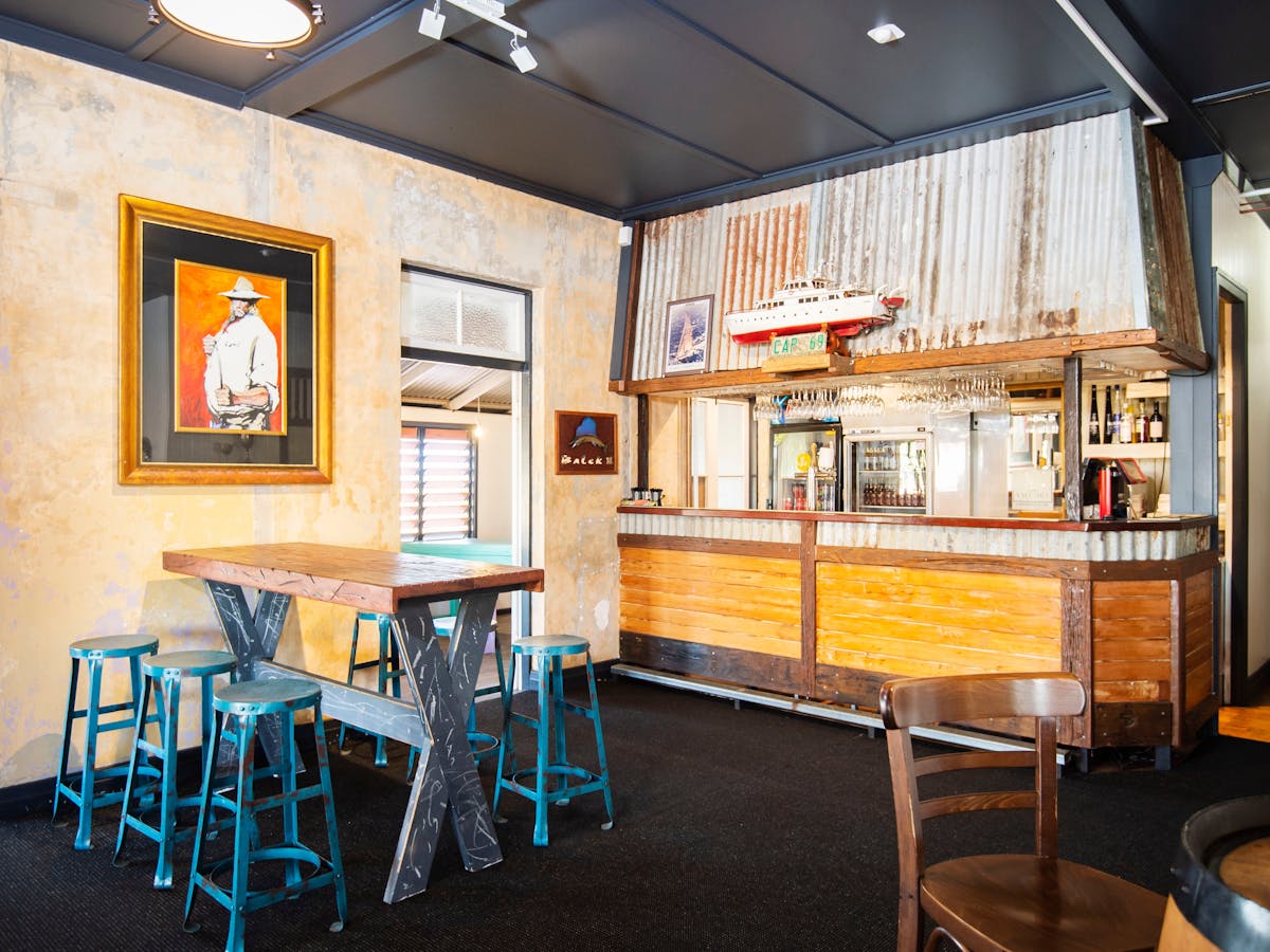 20 Degrees South Bar