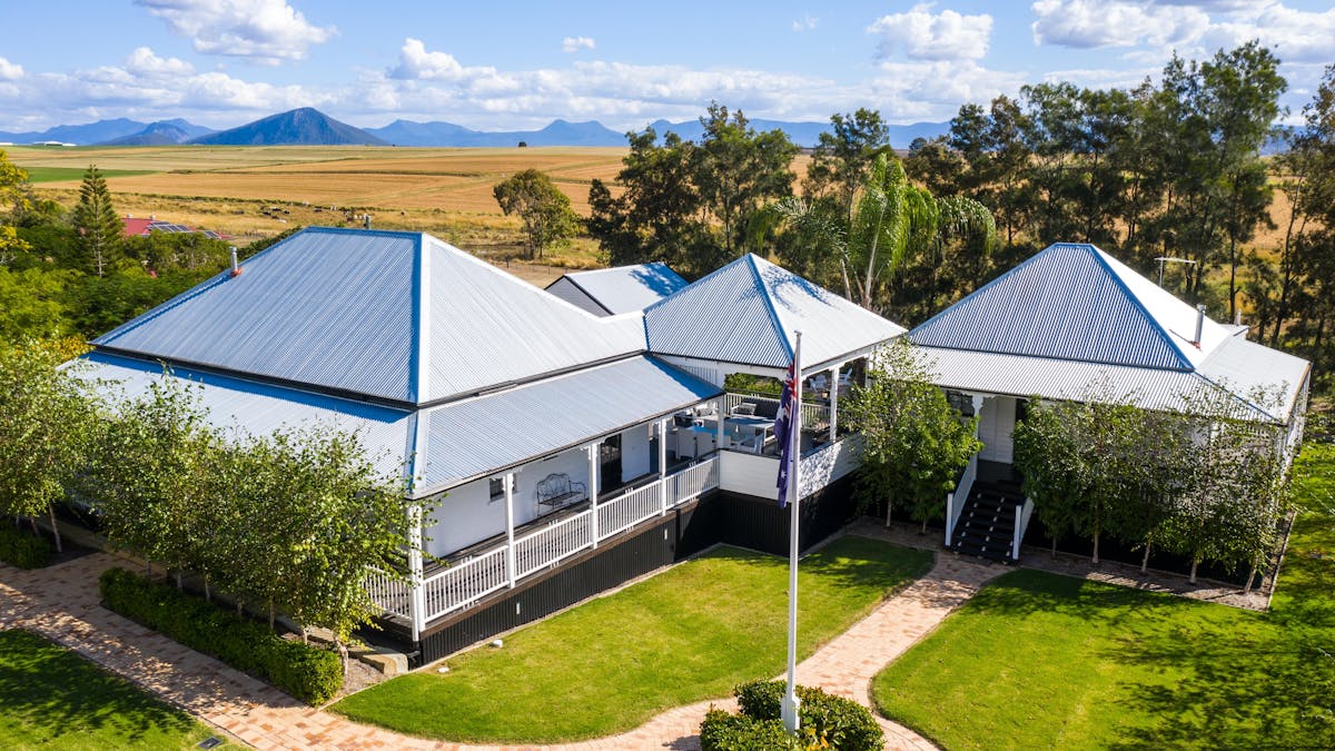 outside pic of entire homestead