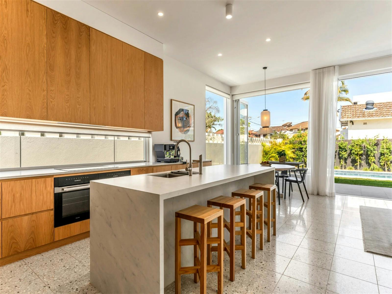 寬敞而現代的開放式廚房