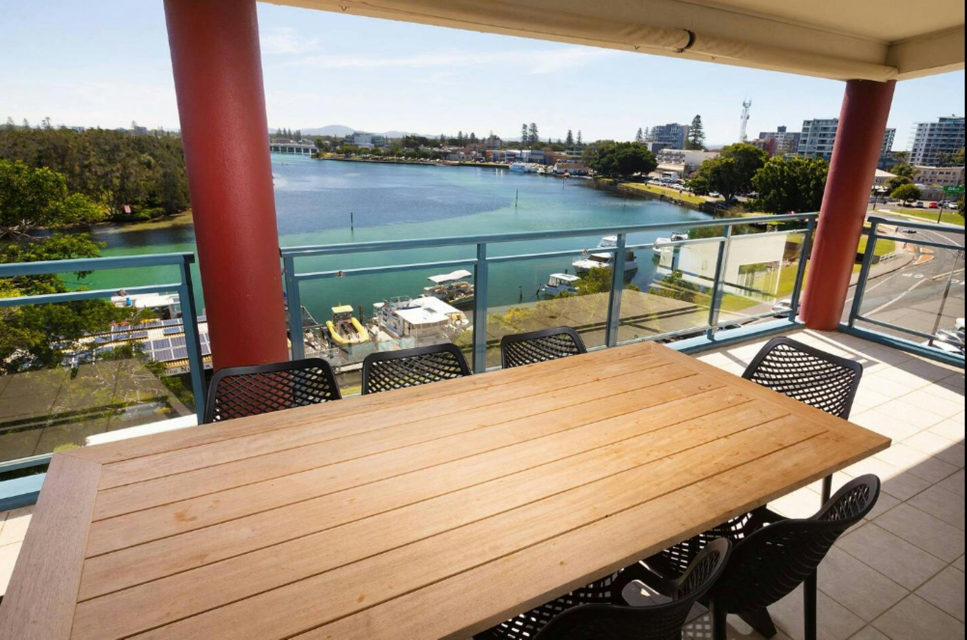 탁 트인 호수 전망과 식사 공간이 있는 발코니