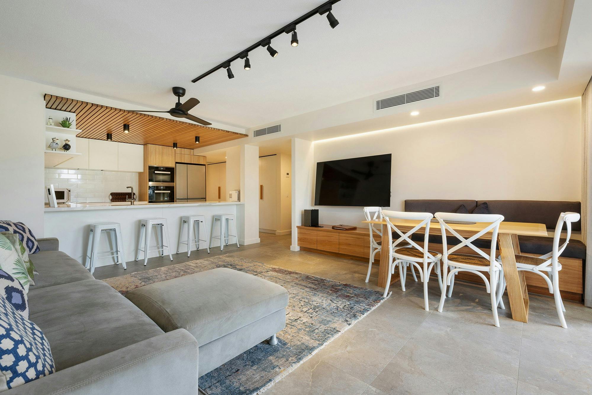 パシフィック ブルー - バイロン ベイ - リビング キッチンとダイニング