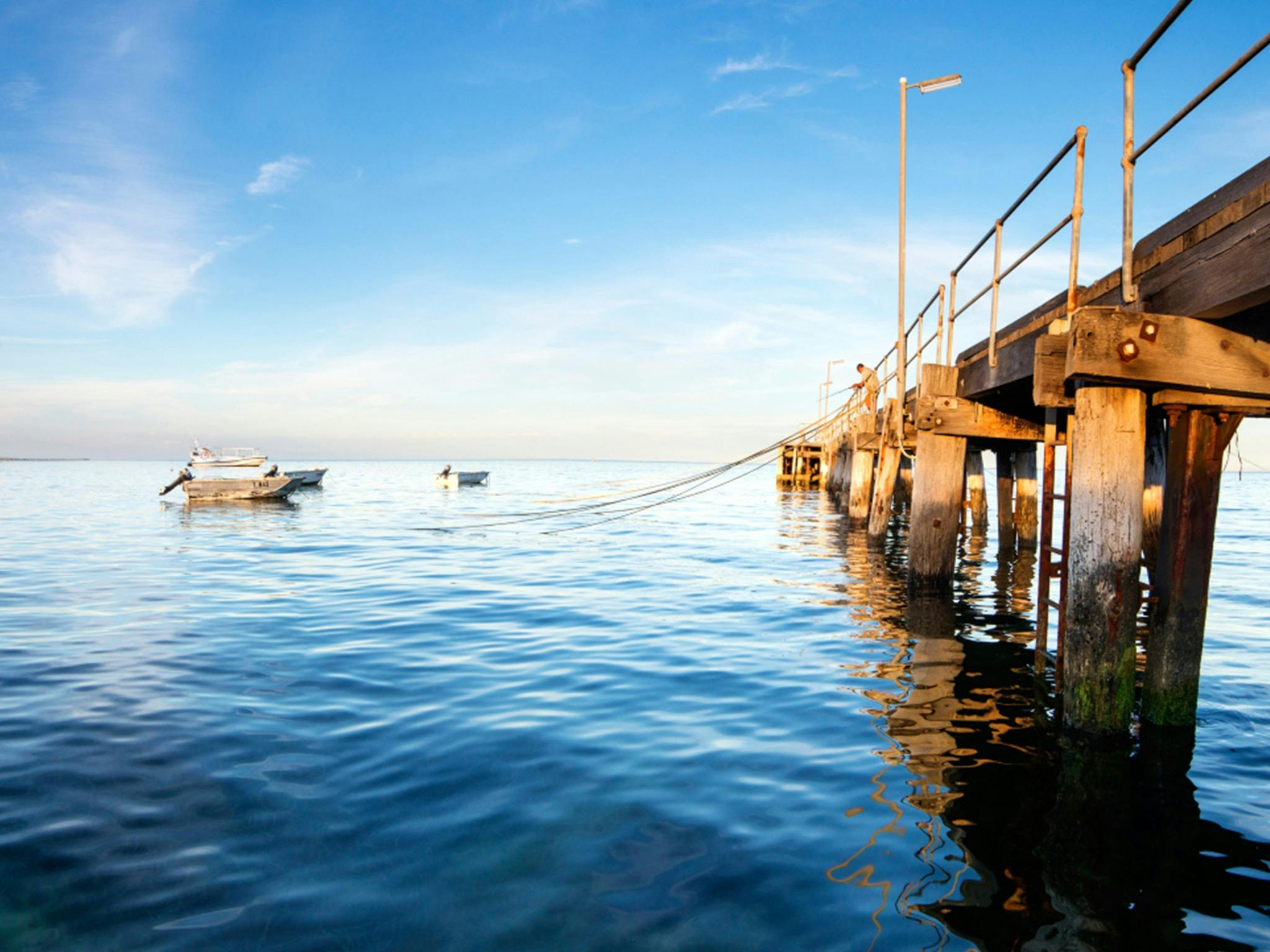 A photo of the jetty and nearby boats