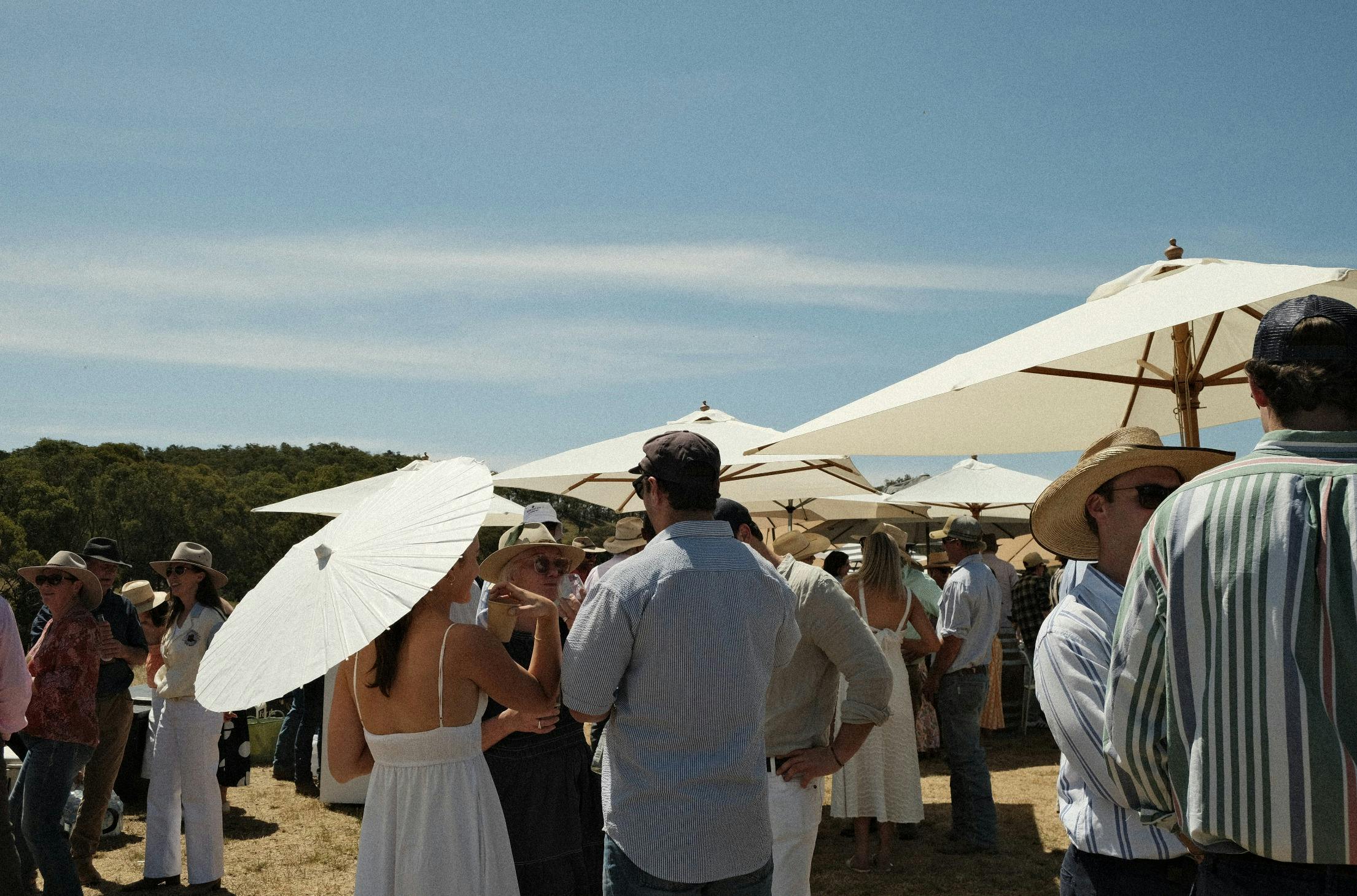 부드갈롱 파이어 피스트에서 현지에서 생산된 농산물을 굽는 소박한 나무 오븐.