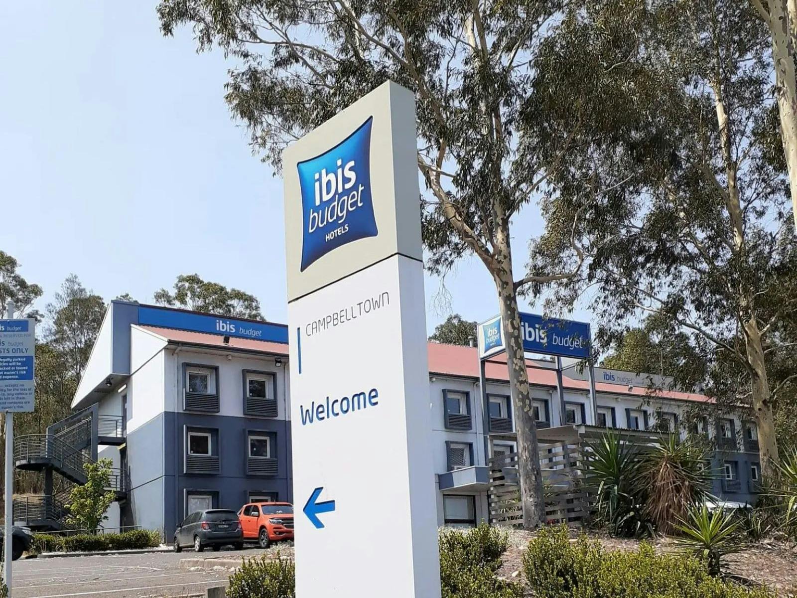 entrance sign at Ibis Budget Campbelltown