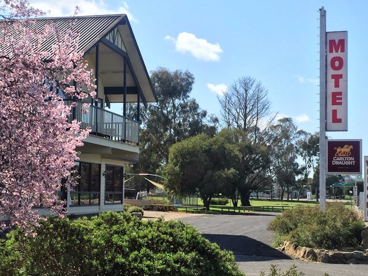 Exterior of the Jugiong Motor Inn