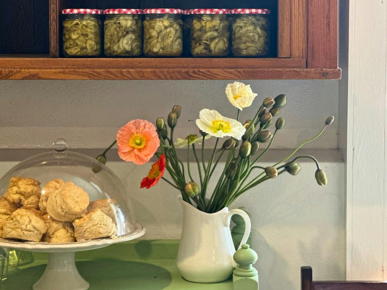 ソルターズカフェの自家製スコーン、ピクルス、レリッシュ。