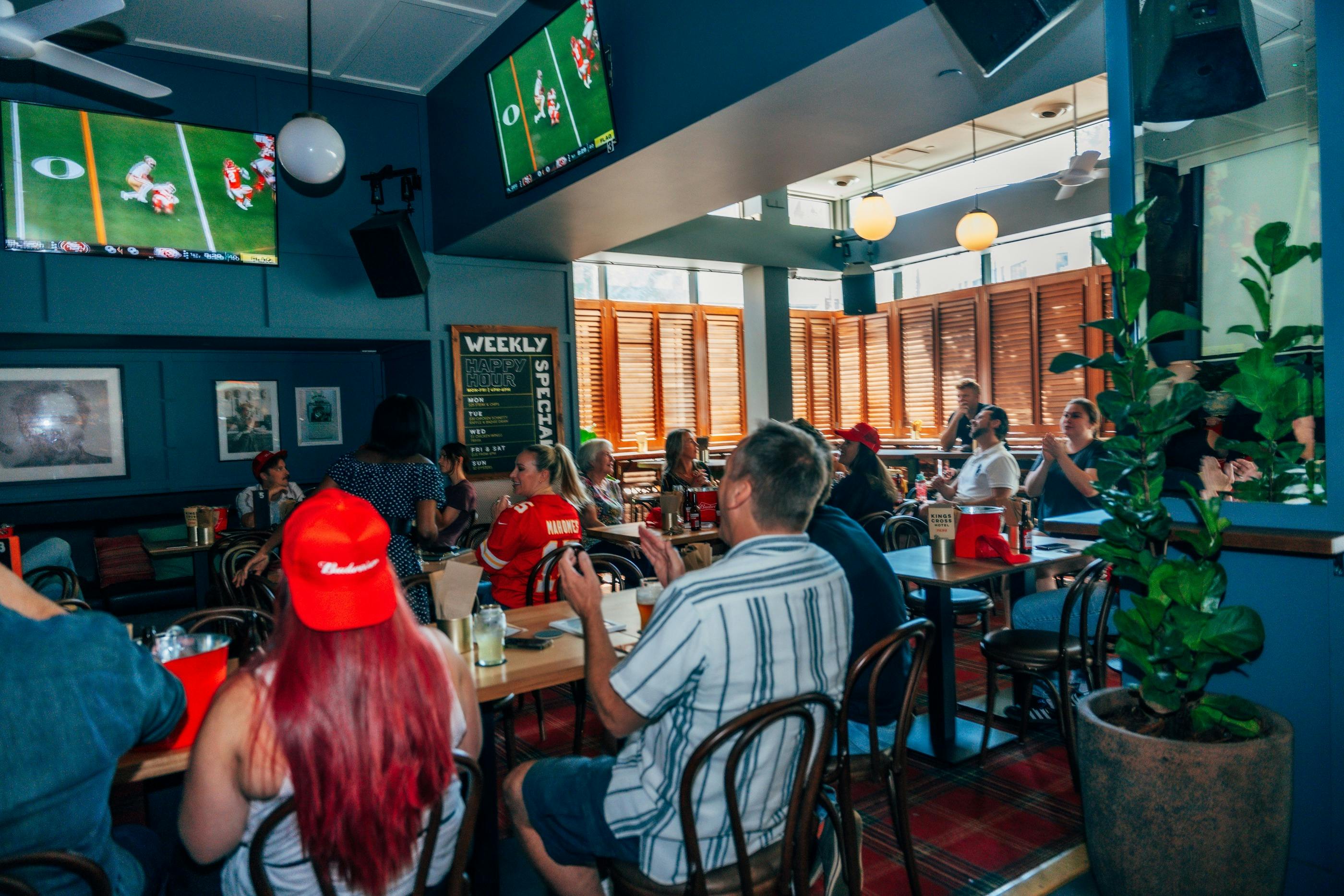 TV로 스포츠를 보는 사람들