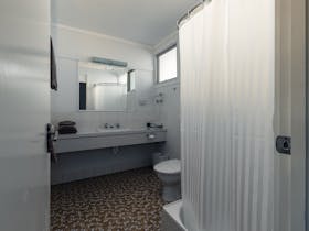 Barclay Motor Inn Deluxe Unit Bathroom