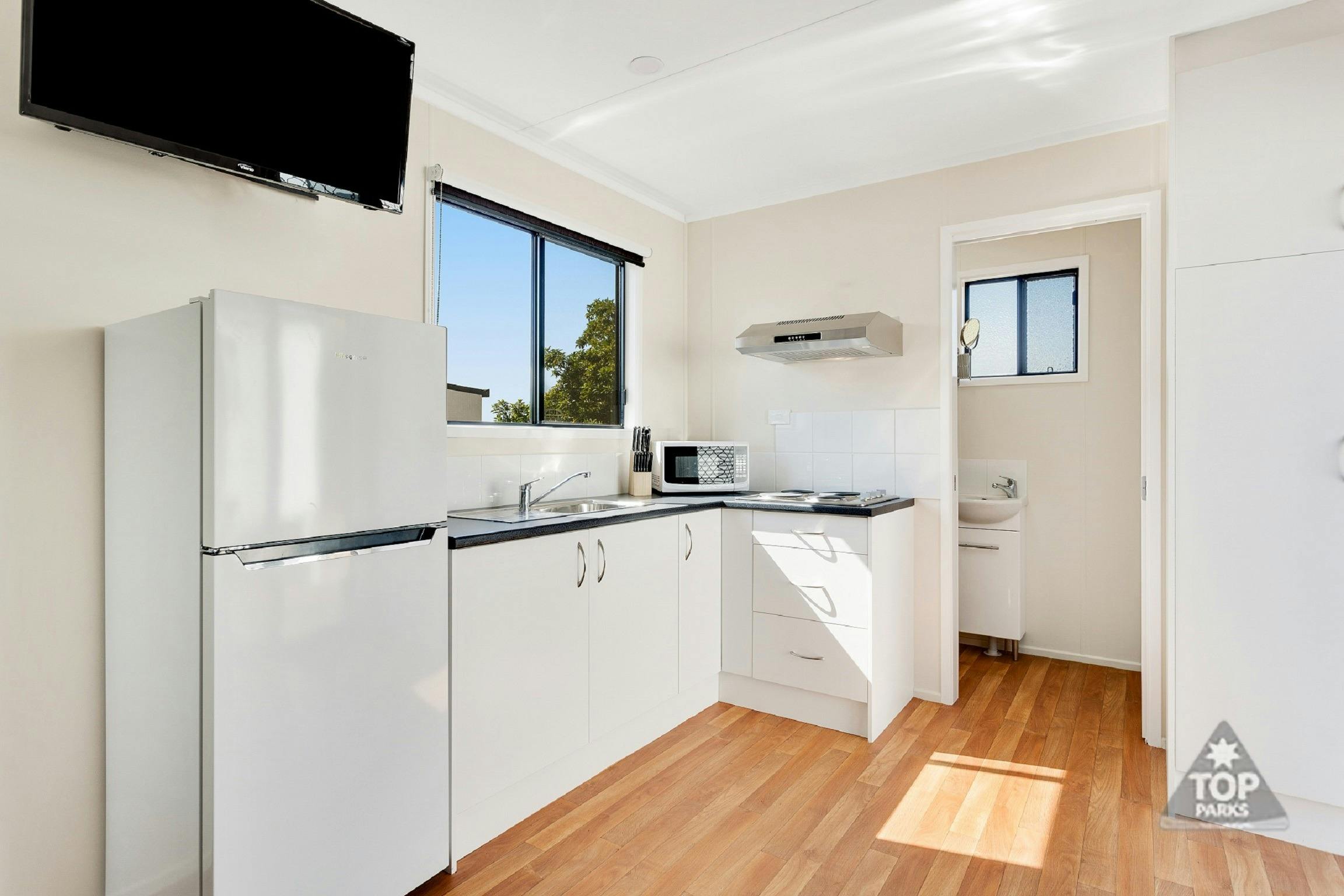 Including queen bed, kitchen, ensuite, dining area, airconditioning, tv, linen.