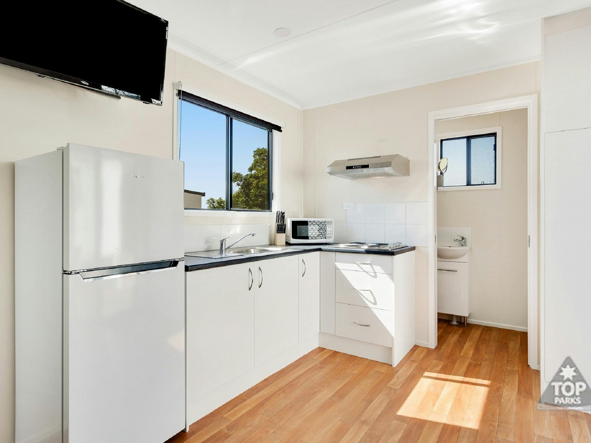Including queen bed, kitchen, ensuite, dining area, airconditioning, tv, linen. Including queen bed, kitchen, ensuite, dining area, airconditioning, tv, linen.