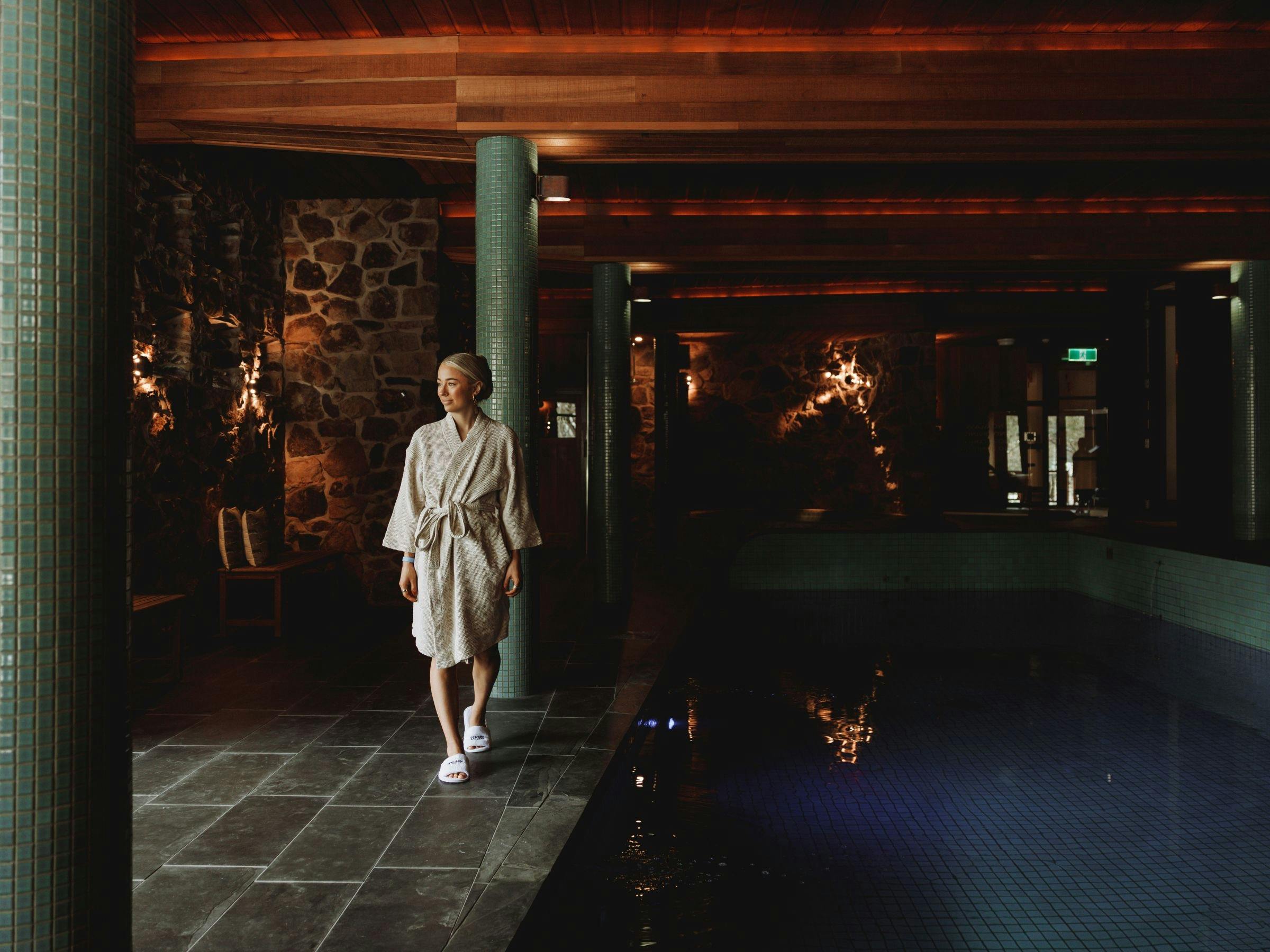 Astra Day Spa 고객이 트리트먼트를 받기 전 마그네슘 수영장을 즐기고 있는 모습