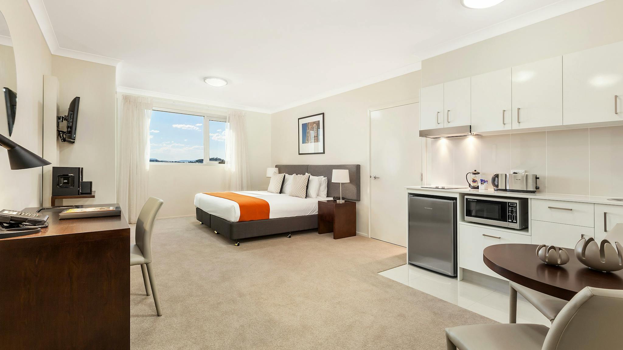 Studio Apartment (self contained with King Bed & Kitchenette)