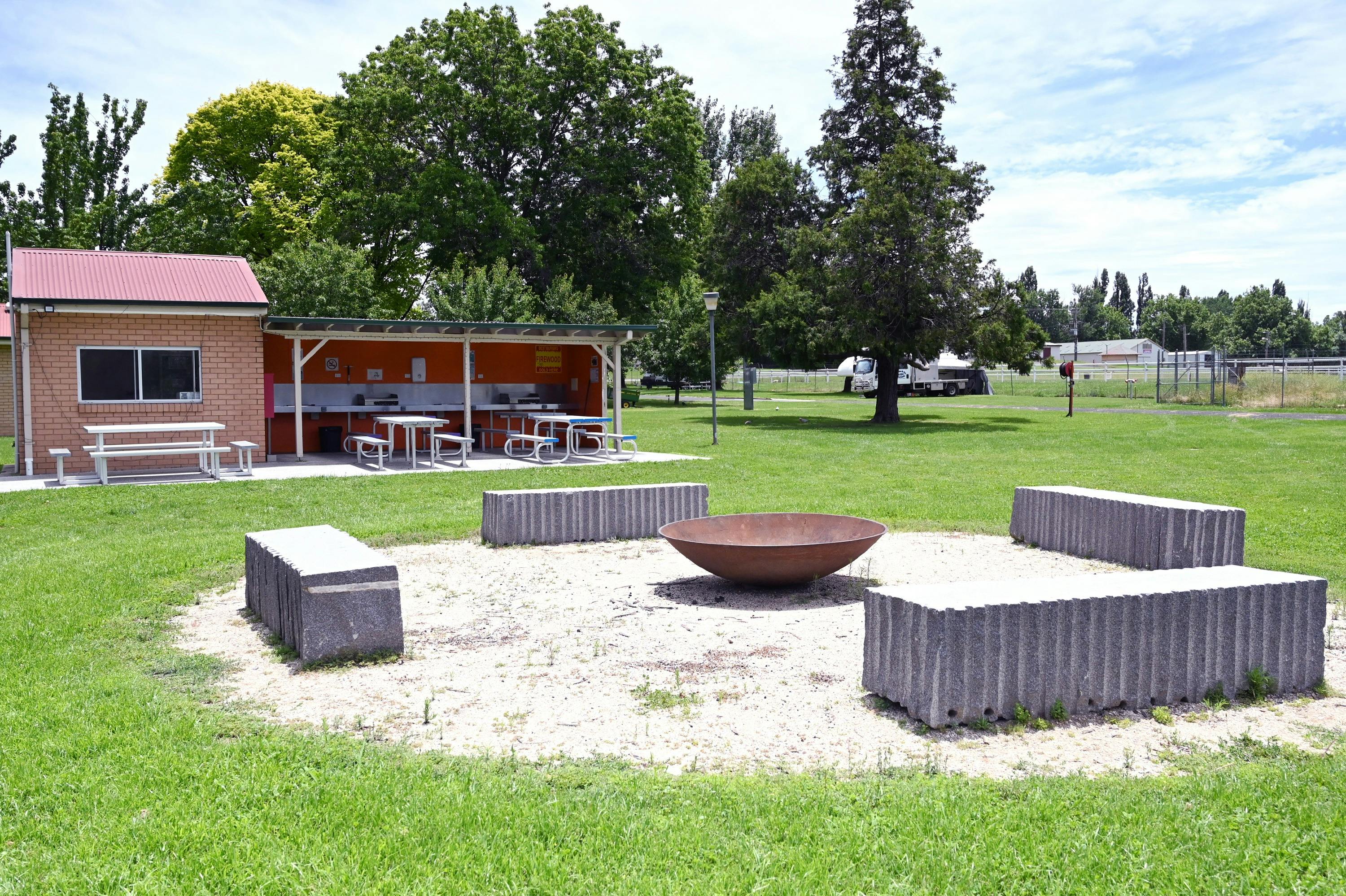 Feuerstelle Colour City Caravan Park