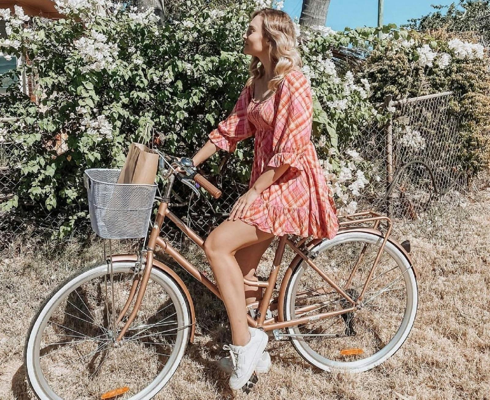 woman sitting on Cruiser bike